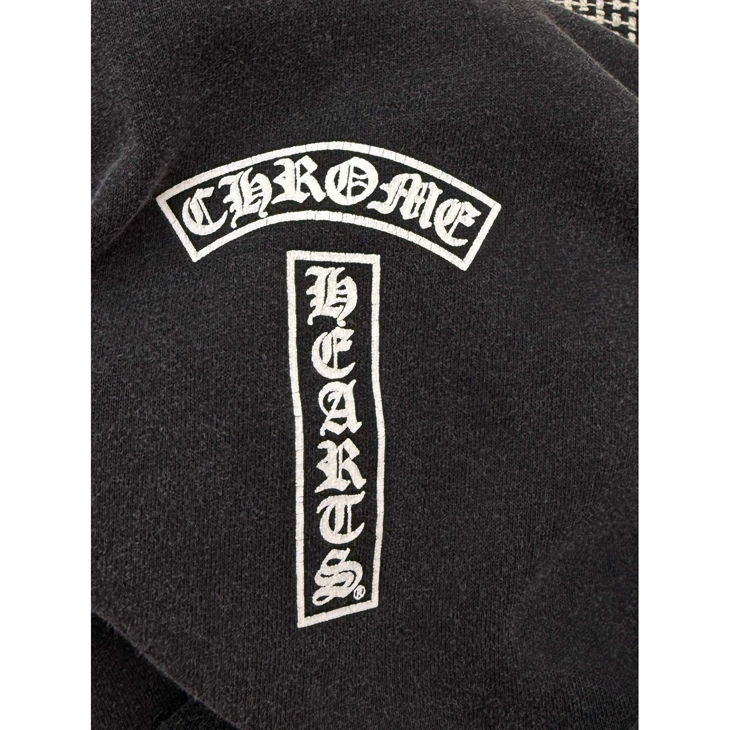 <p>Chrome Hearts 梵文图案印花洗水连帽卫衣(黑)</p>