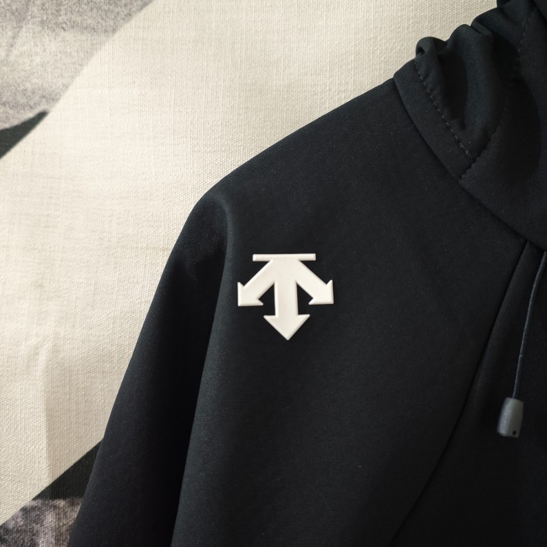 <p>DESCENTE&nbsp;連帽拉鍊外套(黑)</p>