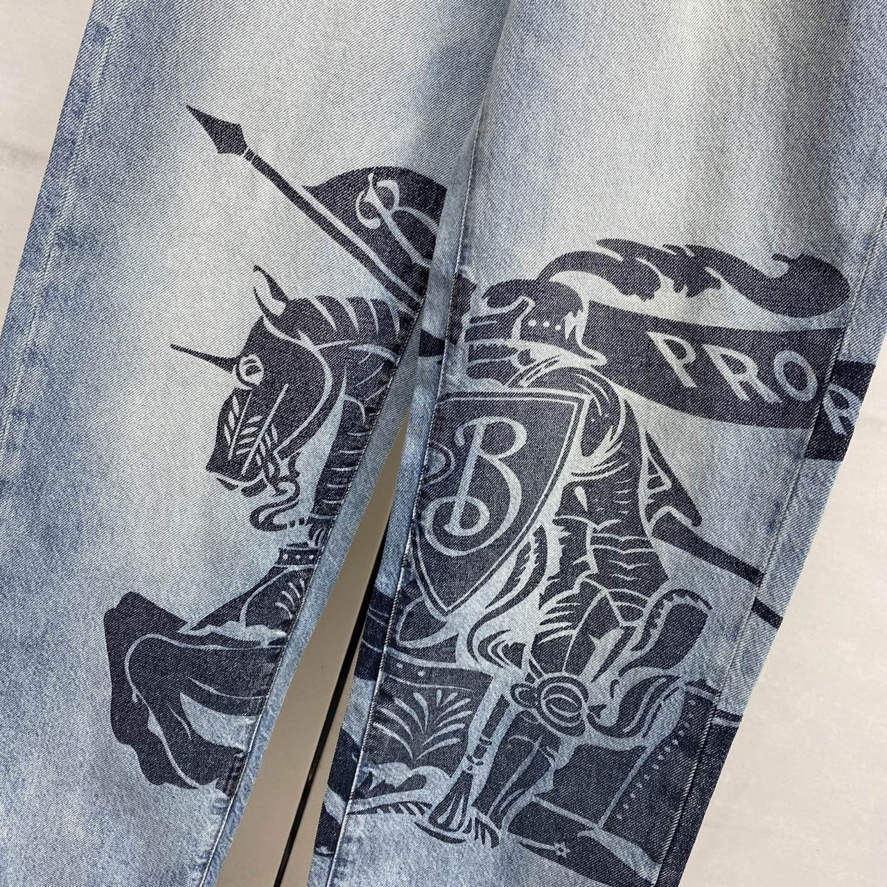 <p>BURBERRY&nbsp;丹宁水洗牛仔裤(222-7)</p>