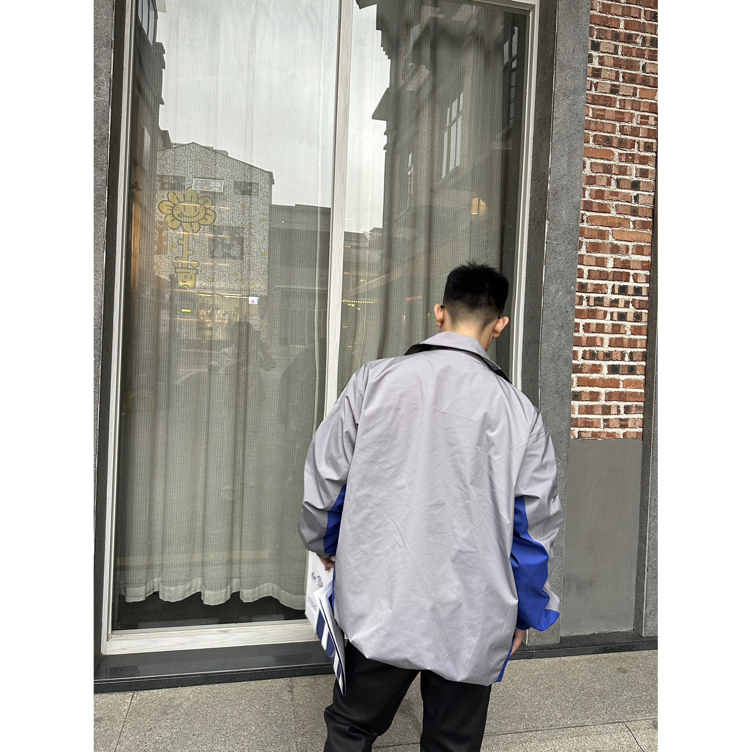 <p>Balenciaga 双色拼接字母刺绣风衣外套</p>