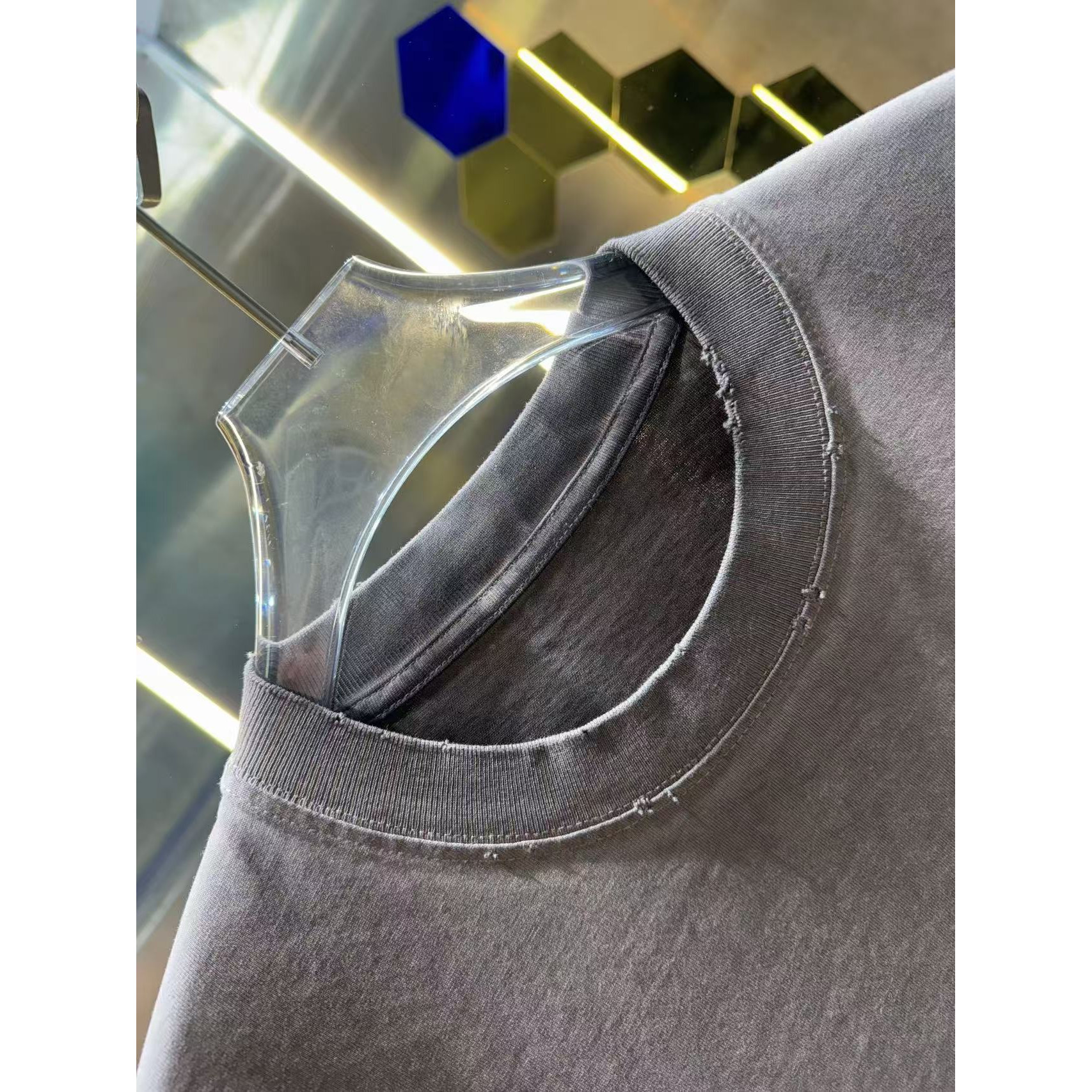 <p>OFF-white&nbsp; 洗水磨破短袖T恤(洗水咖)</p>