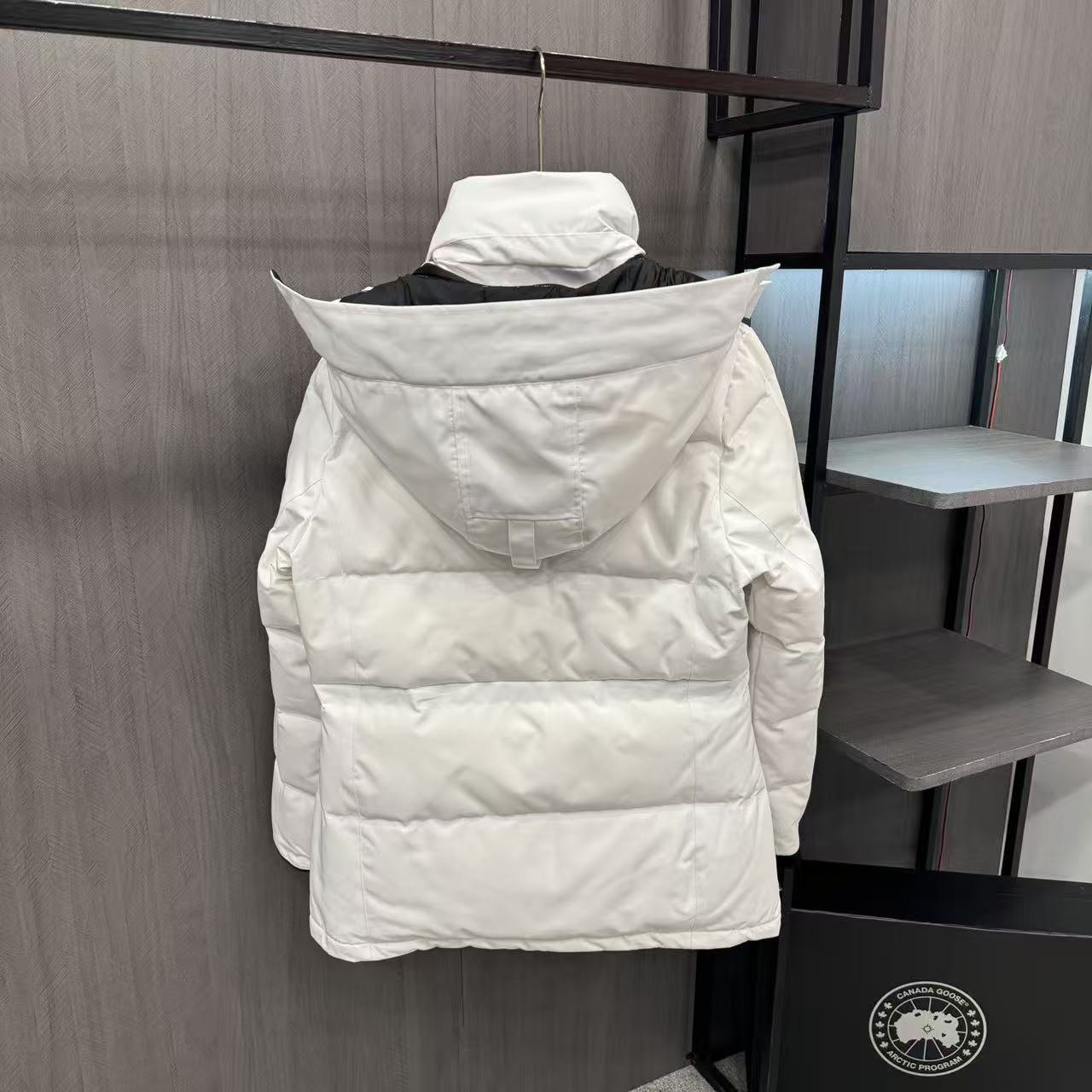 <p>Canada Goose Chelse*派克大衣羽绒服(白色黑標)</p>