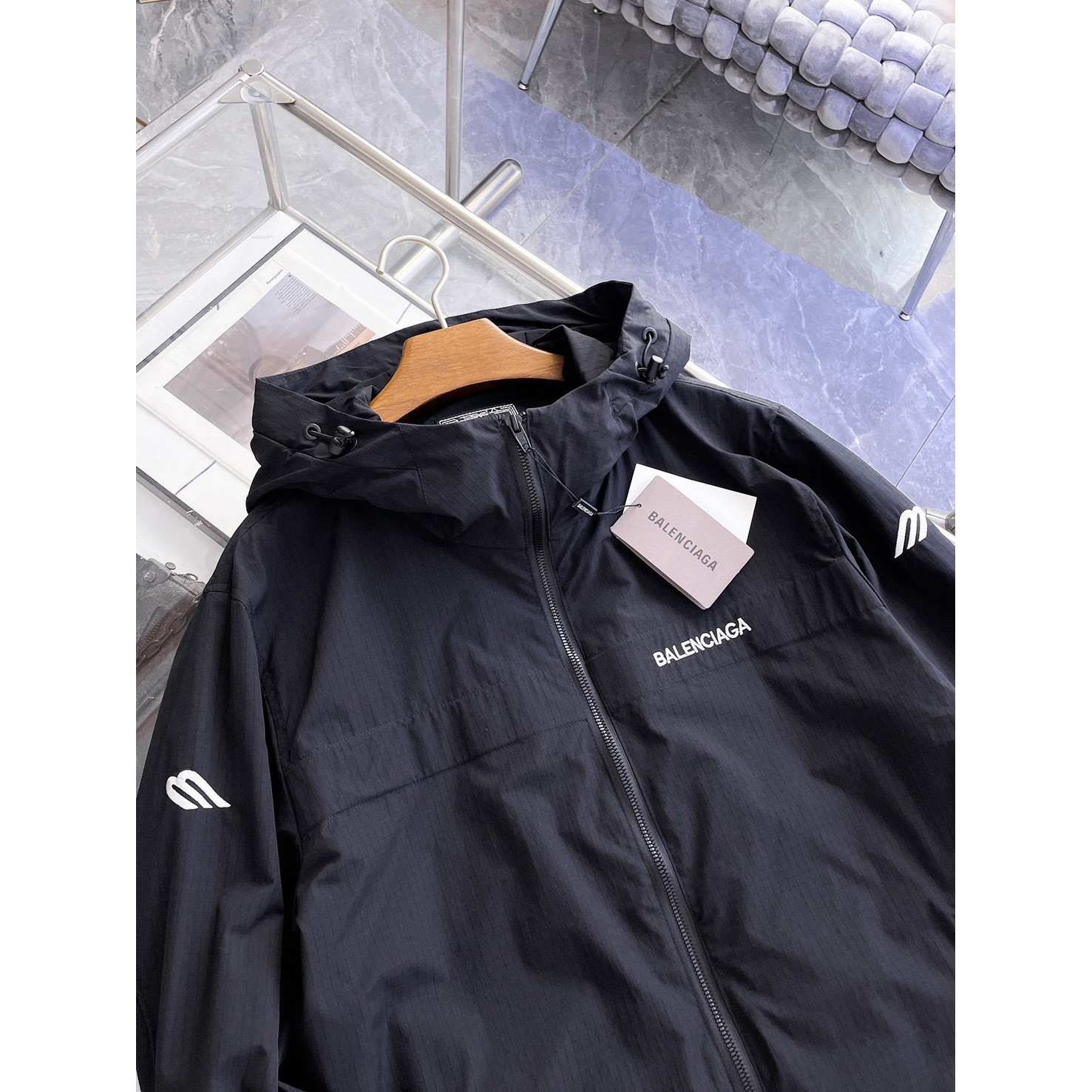 <p>Balenciaga 男士夹克外套(黑)</p>