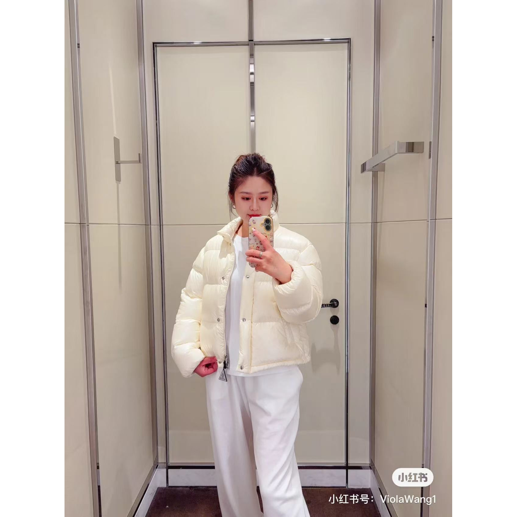 <p>Moncler Tepice女款短款小面包羽绒服(白色)</p>