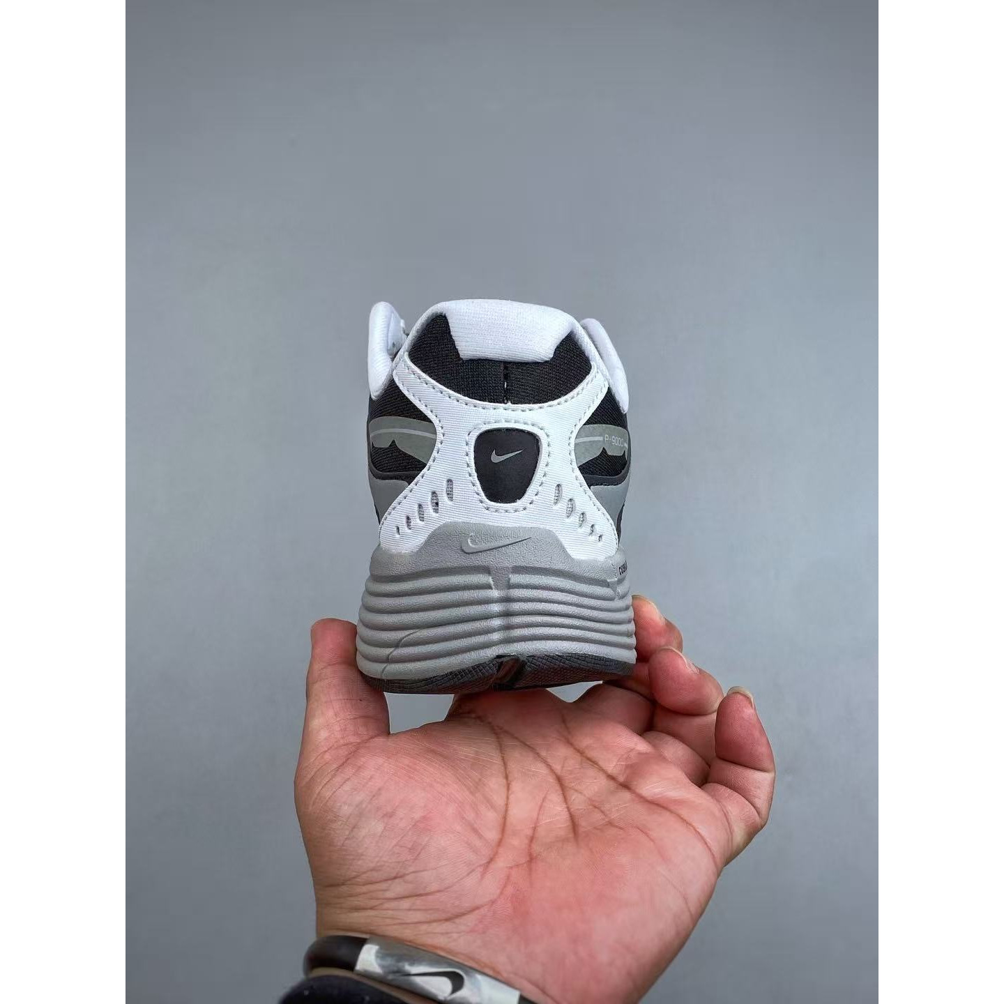 <p>Nike P-9000 休闲跑步鞋(黑)&nbsp;</p>