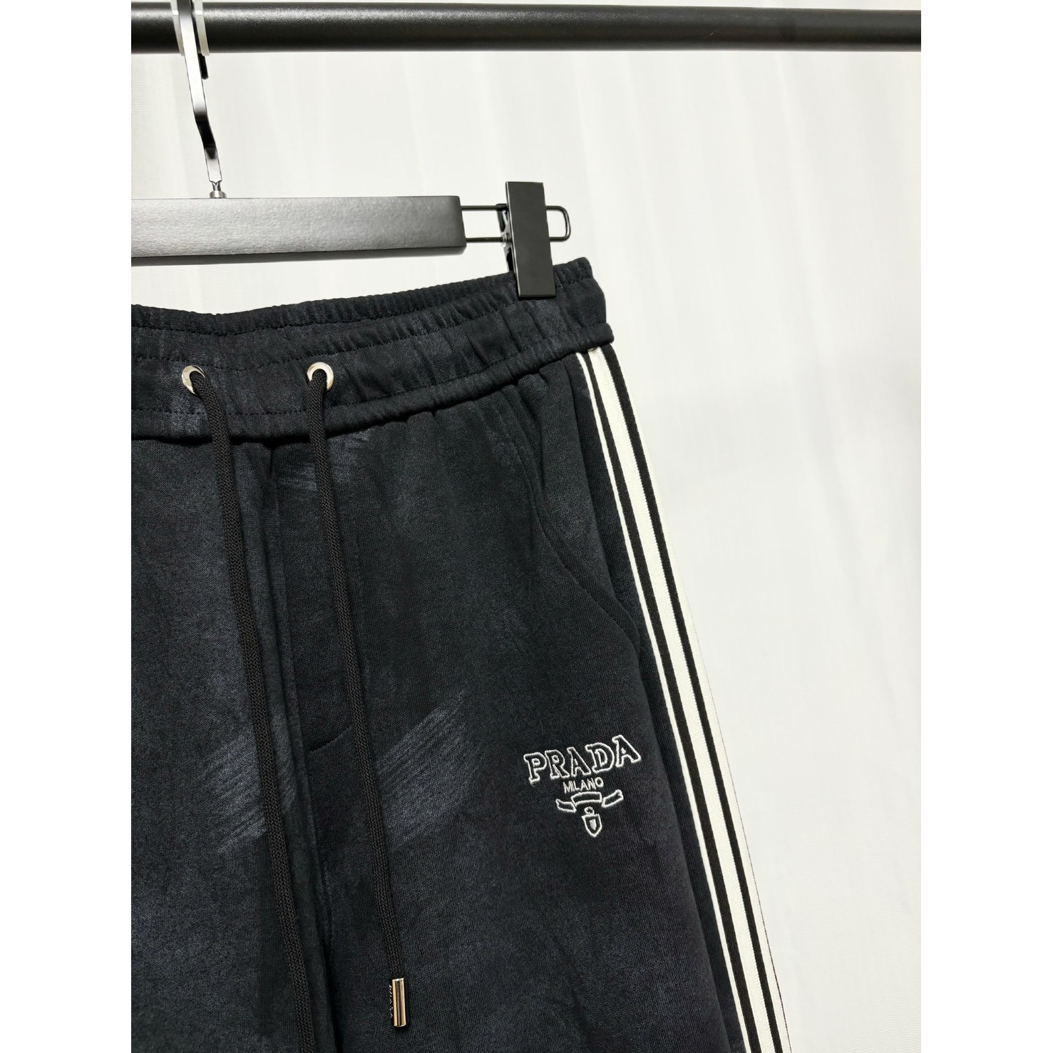 <p>&nbsp;Prada 休闲长裤(黑)</p>