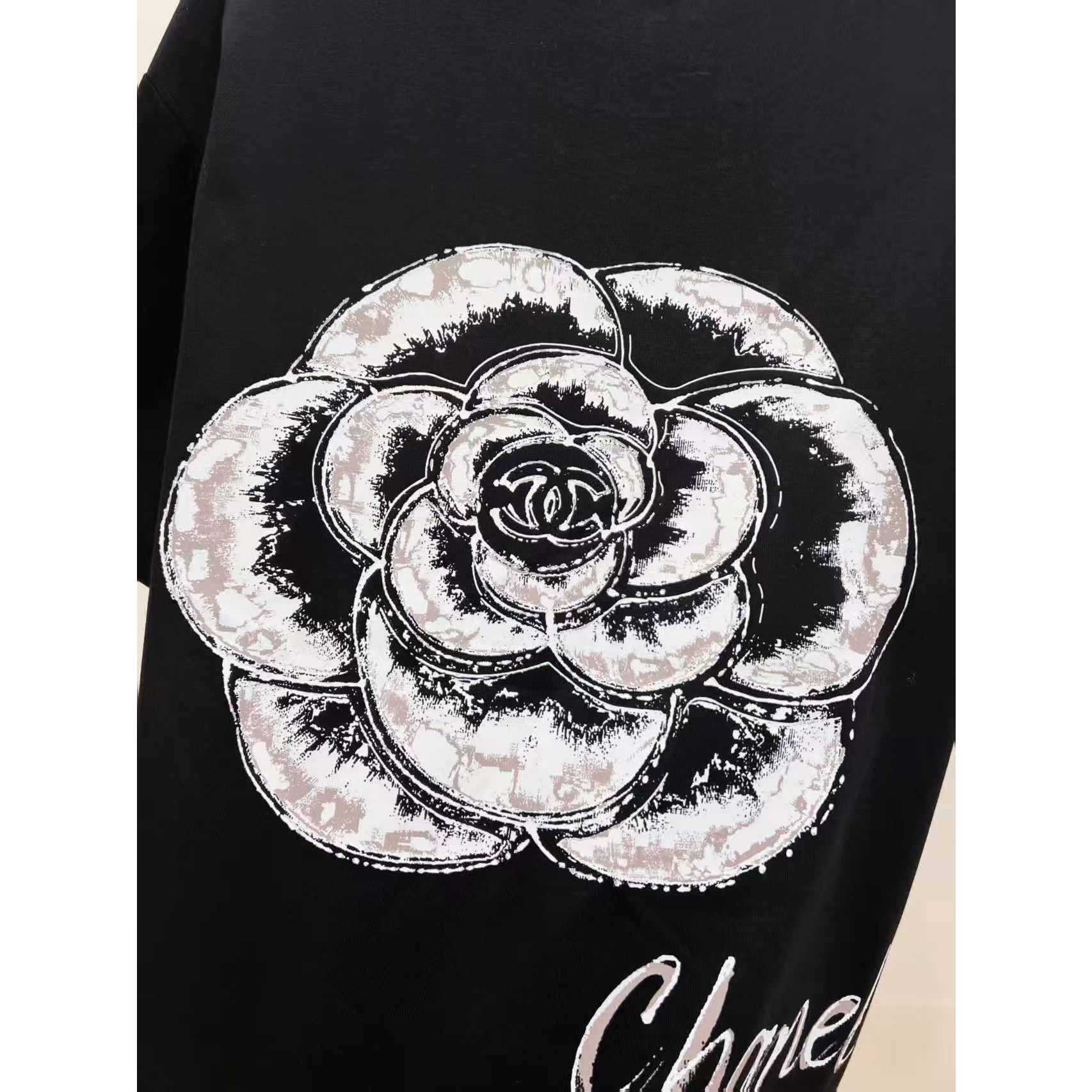 <p>CHANEL 圆领T恤(黑)</p>
