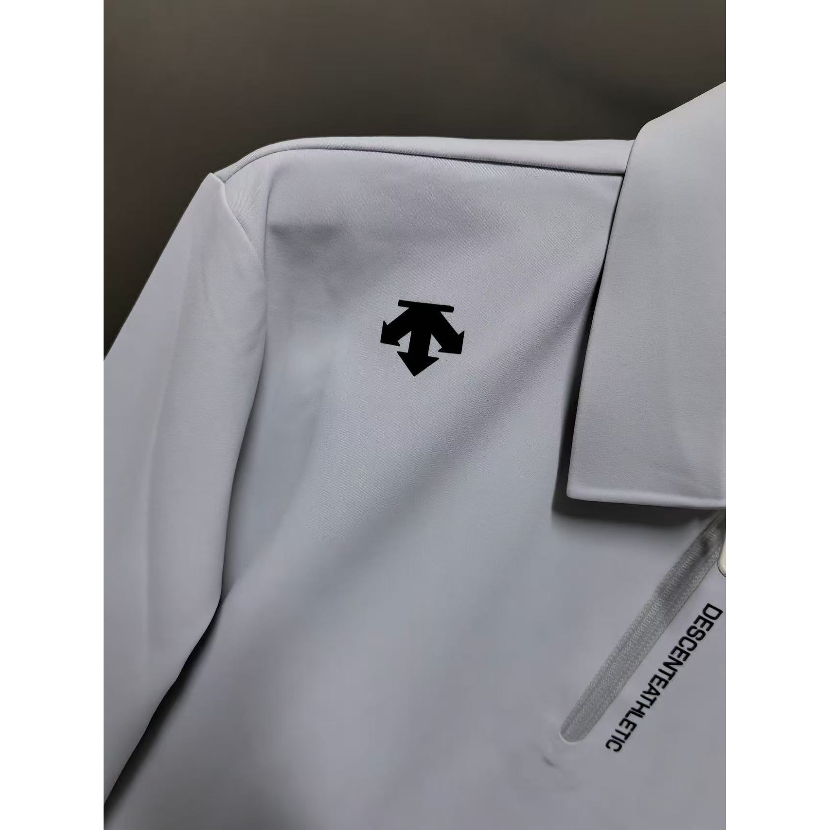 <p>Descente 半拉连长袖打底(淺灰)</p>