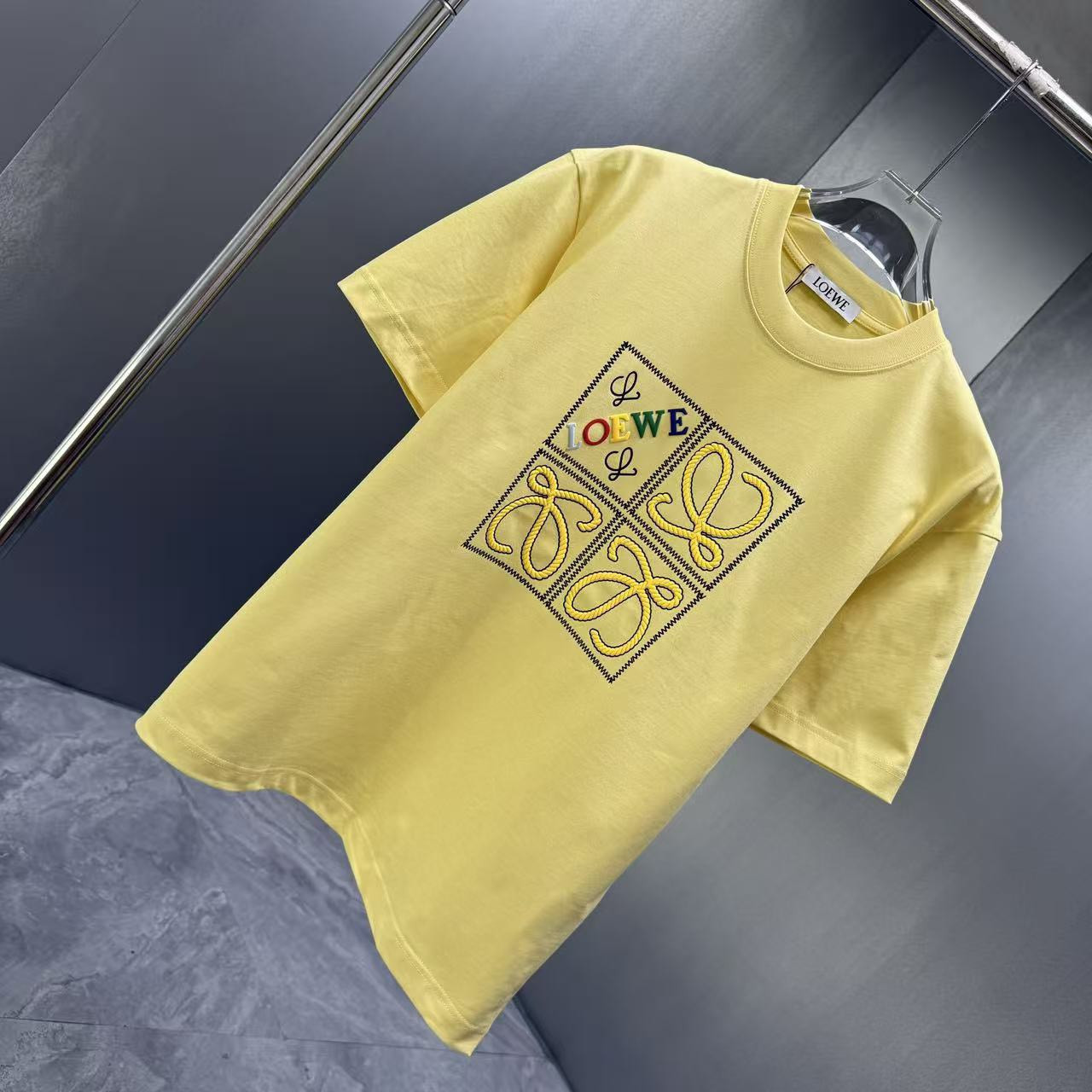 <p>LOEWE 短袖T恤(黃)</p>