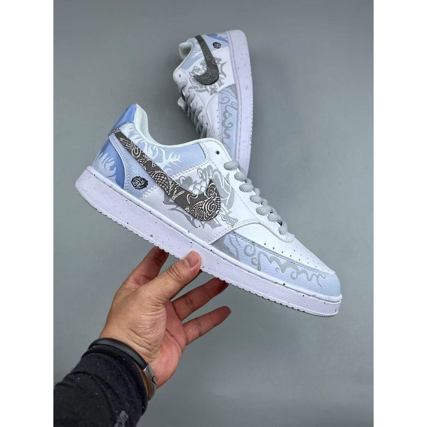 <p>NIKE COURTVISION 手绘泼墨涂鸦定制板鞋(白藍)</p>