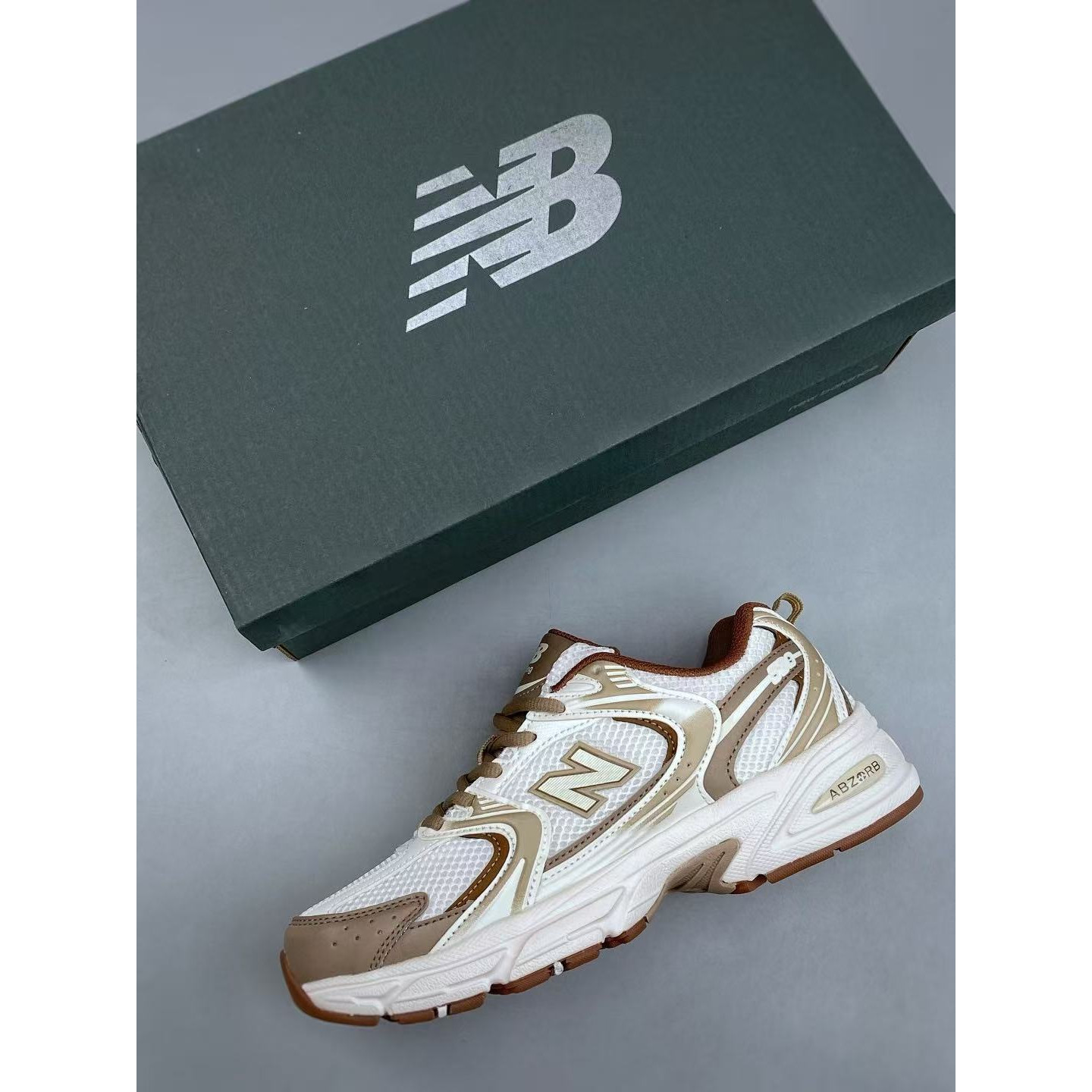 <p>New Balance NB530 复古透气跑步鞋</p>