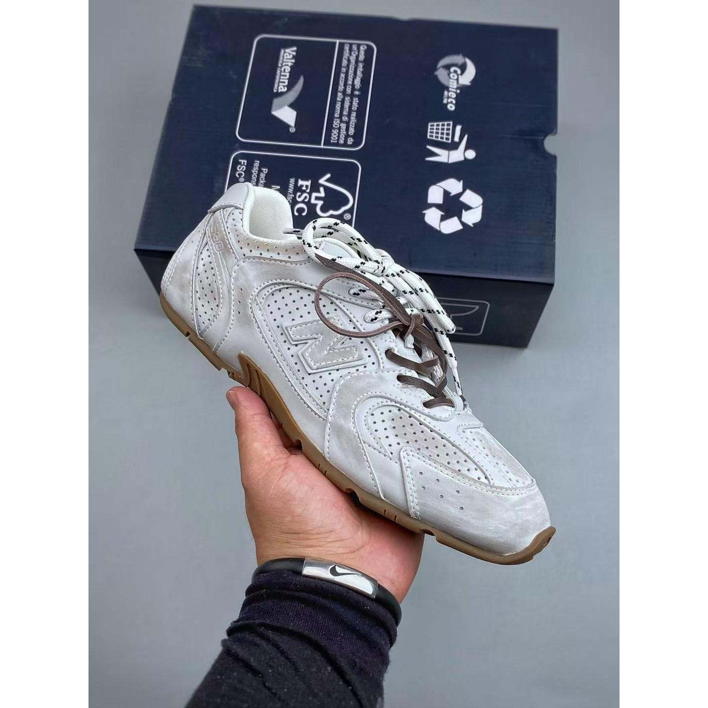 <p>MiuMiu x New Balance 联名款 德训鞋(白)&nbsp;</p>