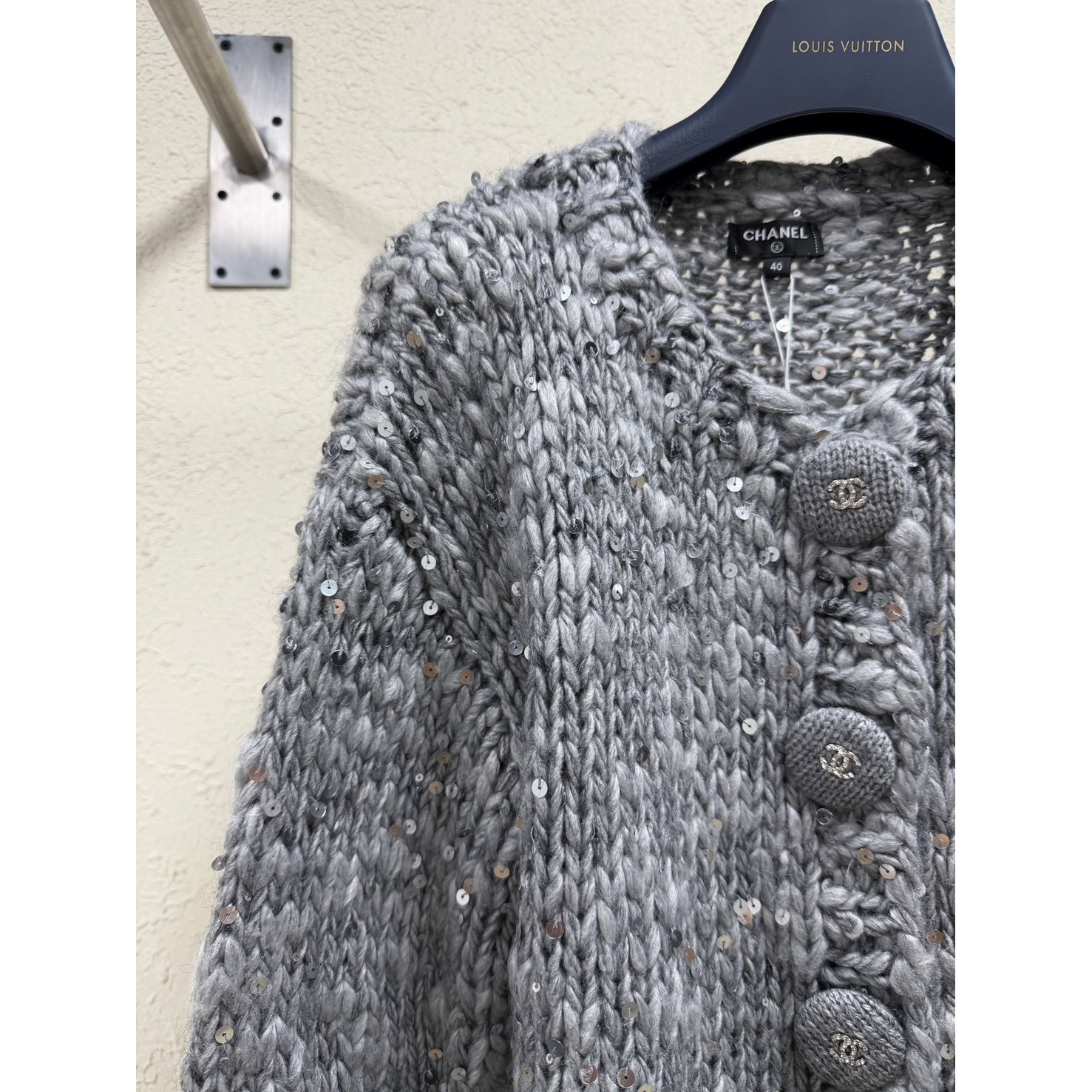 <p>Chanel 高级灰亮片针织长袖外套(灰)</p>