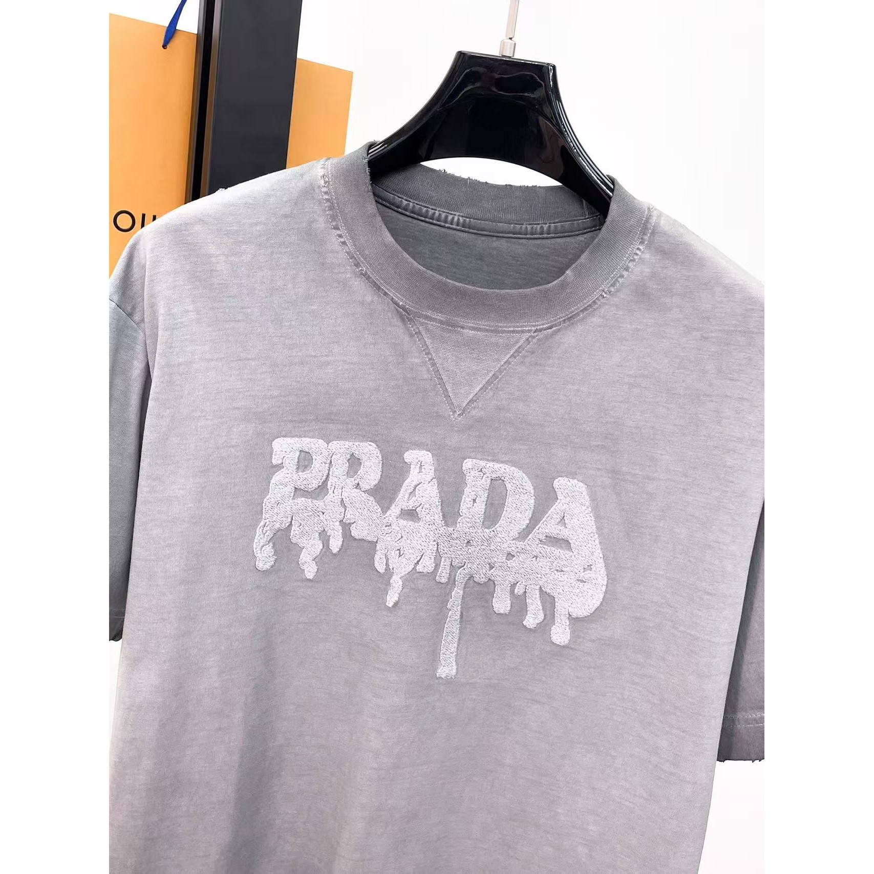 <p>PRADA&nbsp;专柜新款短袖T恤(洗水紫)</p>