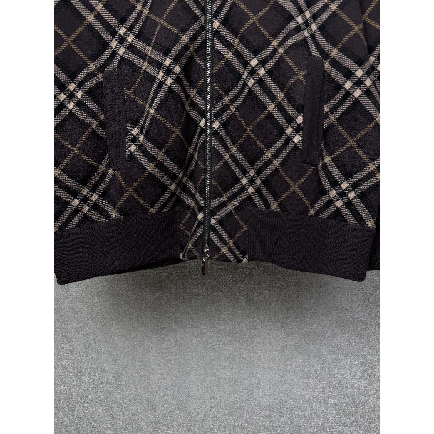 <p>BURBERRY 菱形格嵌花情侣款拉链针织开衫外套(棕色)</p>