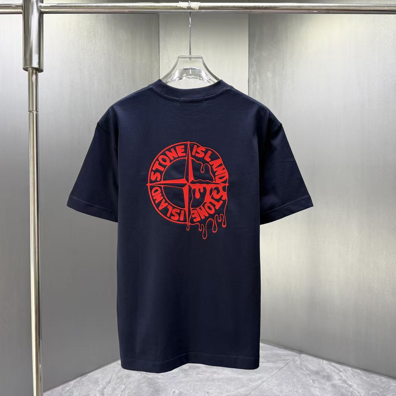 <p>Stone Island 短袖T恤(深藍紅標)</p>