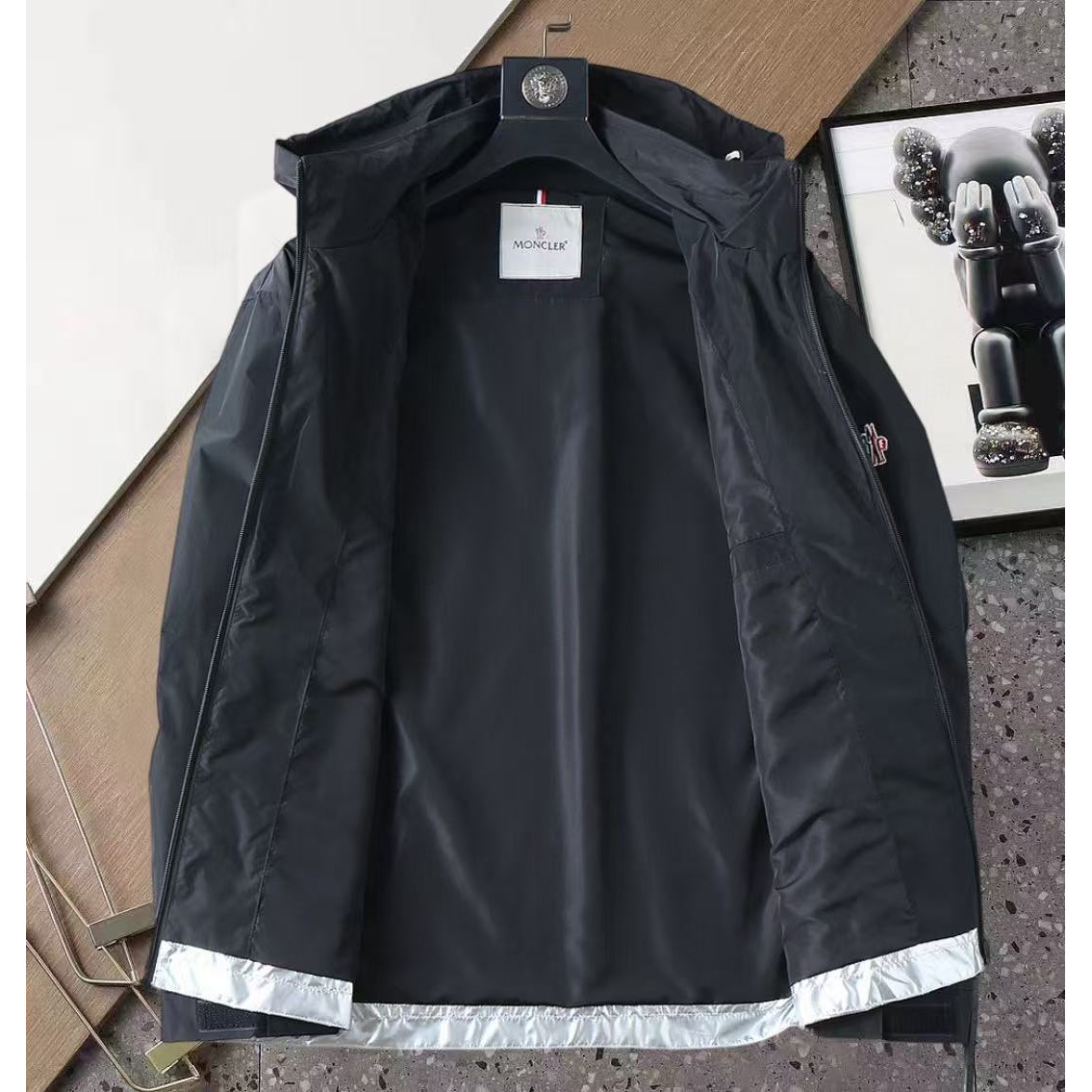 <p>MONCLER 男士夹克外套(800831)</p>