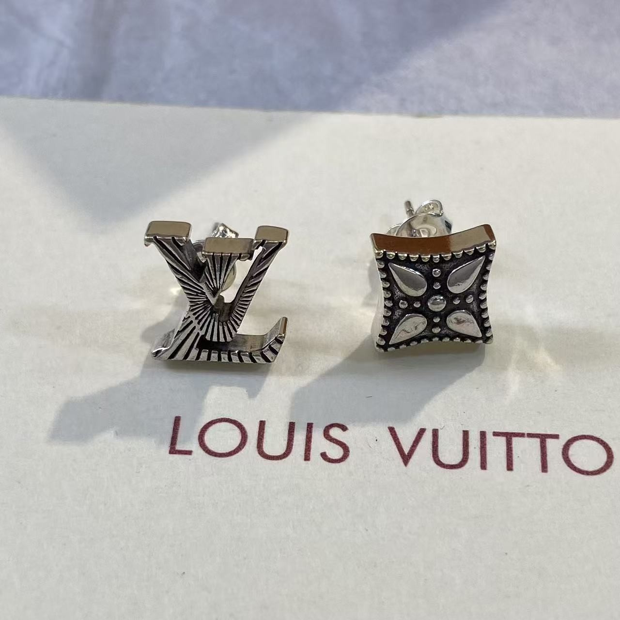 <p>LV&nbsp;浮雕花卉古银色耳钉</p>