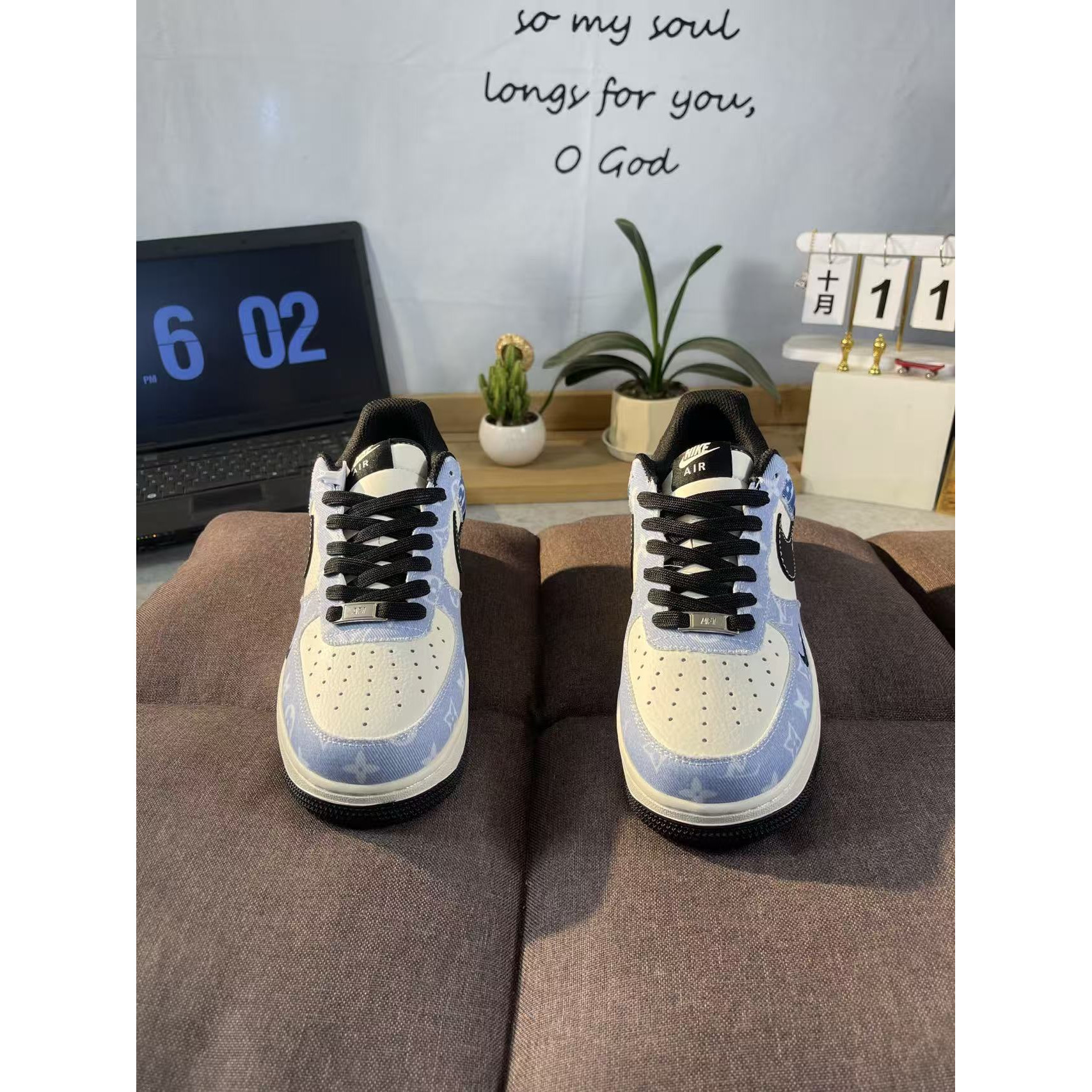 <p>Nike Air Force 1 x Louis Vuitton 联名定制款</p>