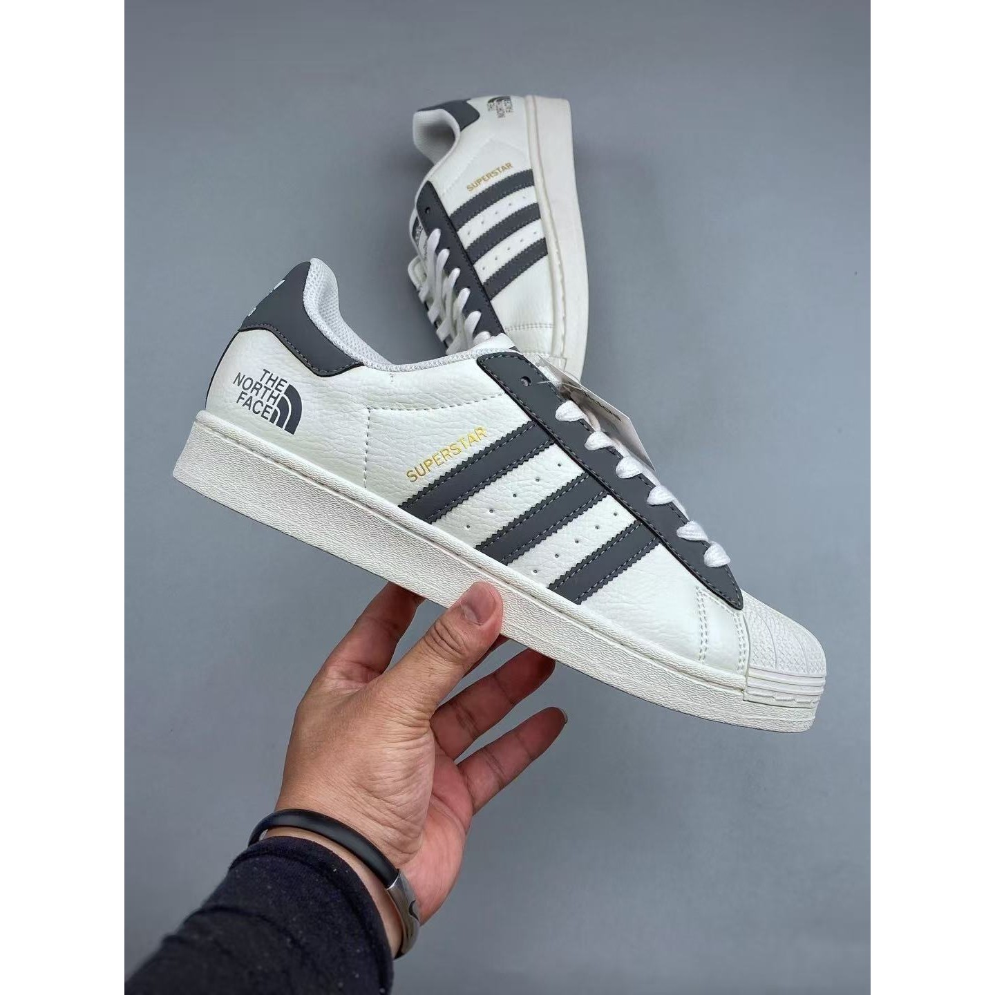 <p>Adidas 休闲运动板鞋(白灰)</p>