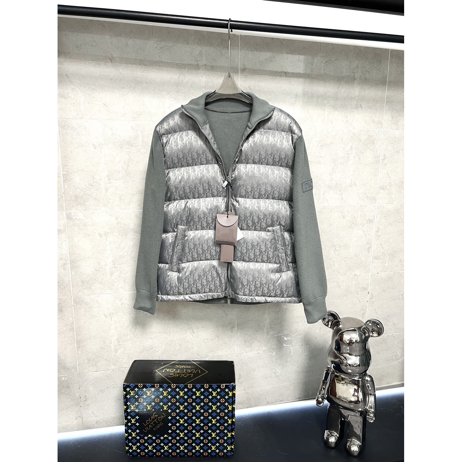 <p>Dior 经典针织羽绒款(深灰色)</p>

<p>&nbsp;</p>