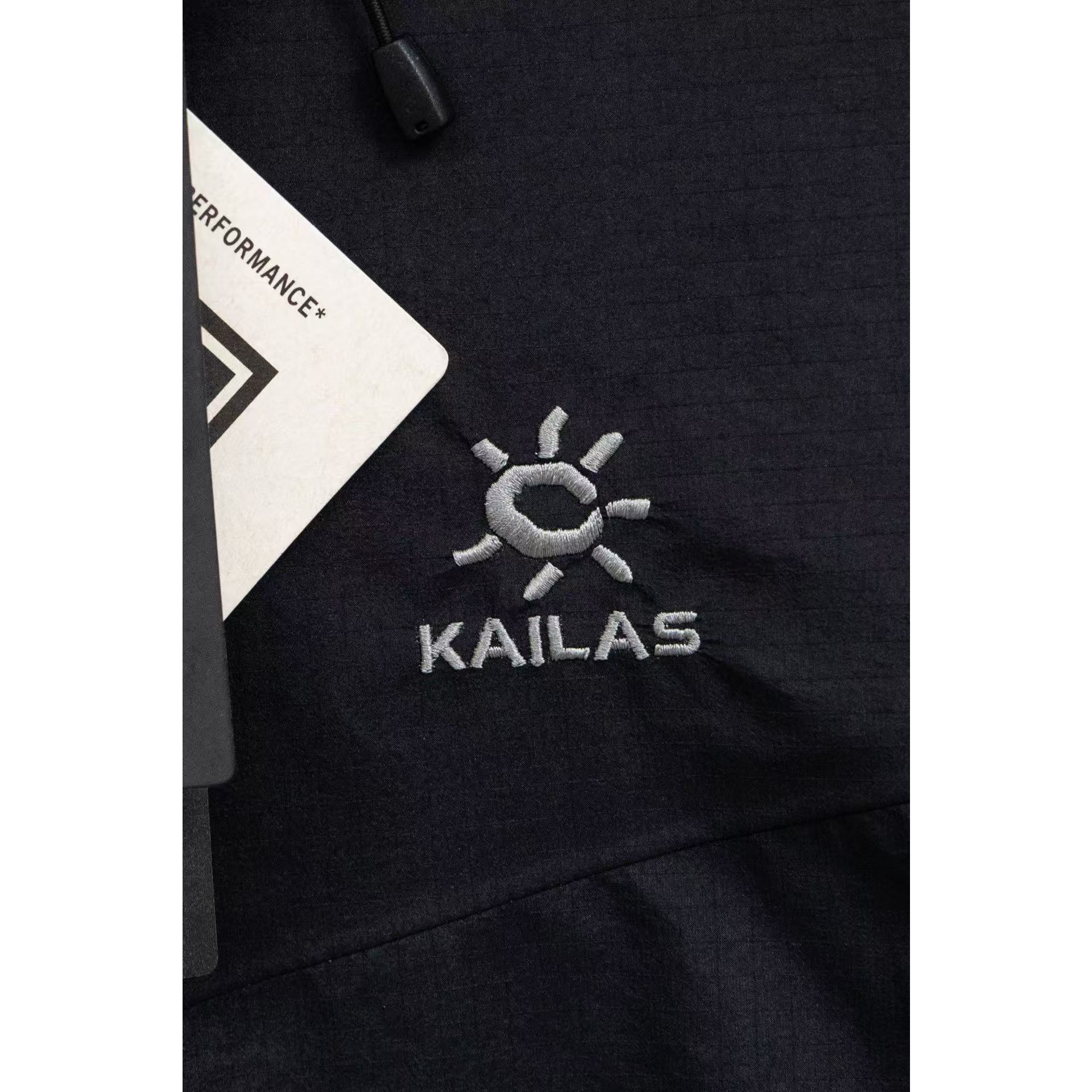 <p>KAILAS LT户外压胶连帽冲锋衣(黑色)</p>