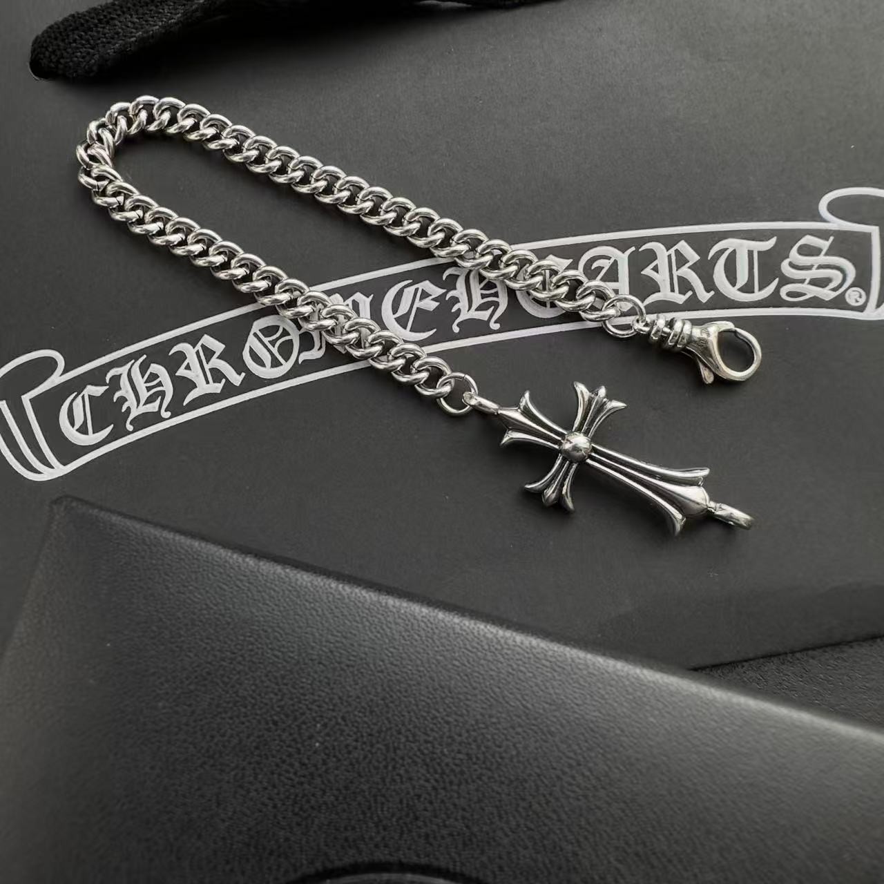 <p>chrome hearts 十字架古巴手链</p>