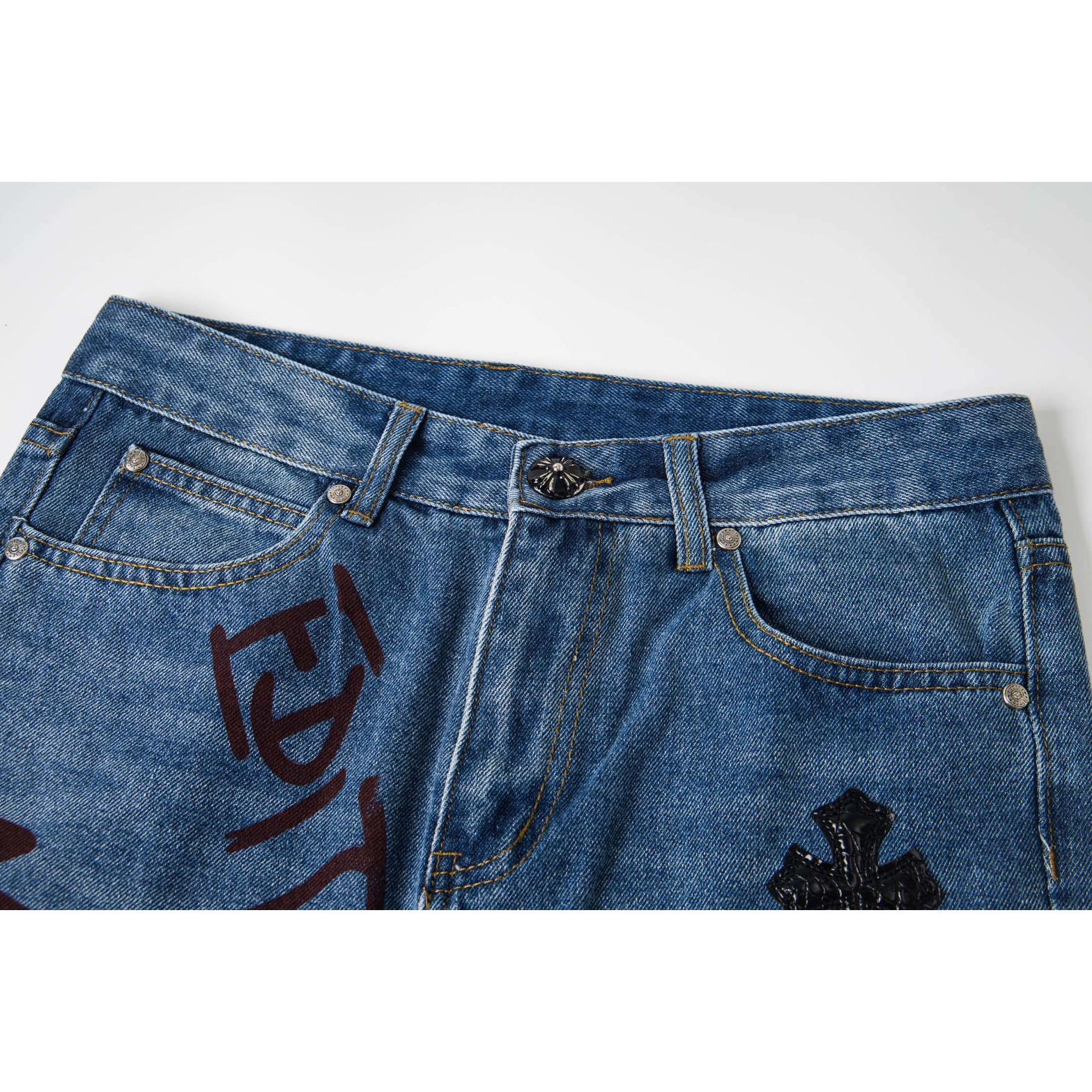 <p>CHROME HEARTS 黑皮经典水洗牛仔裤(1760#)</p>