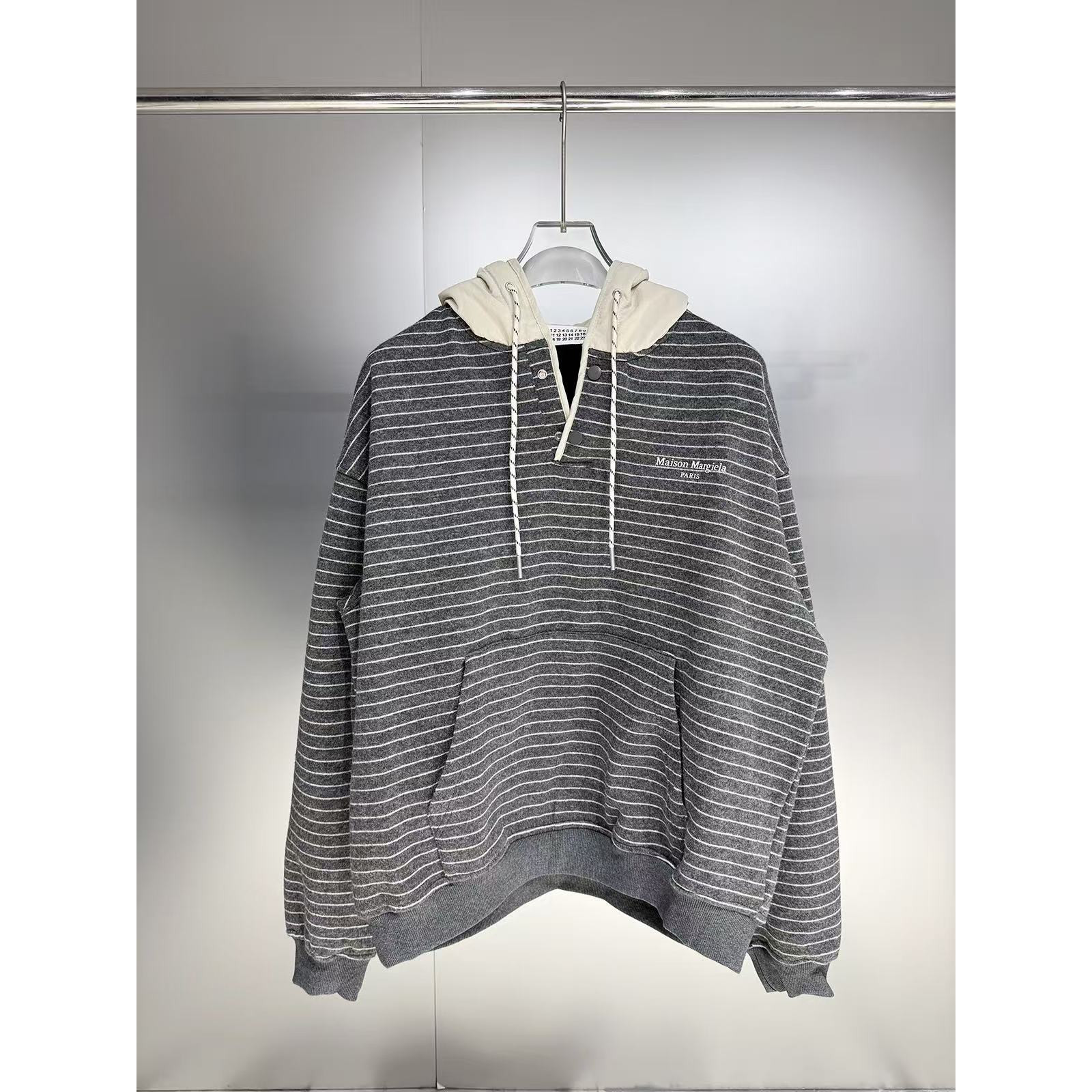 <p>Maison Margiela 撞色条纹加绒连帽卫衣(黑)</p>