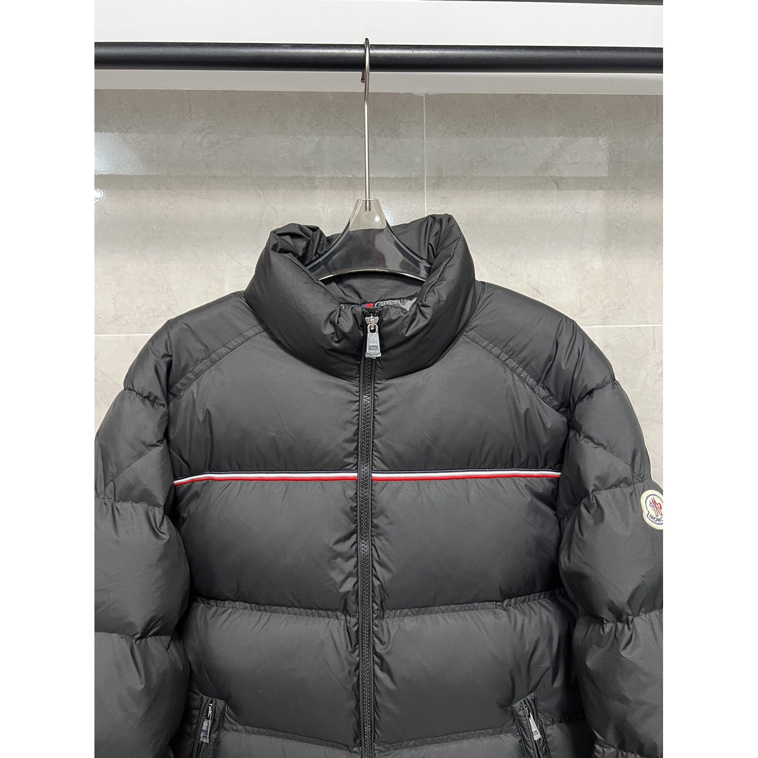 <p>Moncler 短款拉链立领长袖夹克(黑)</p>