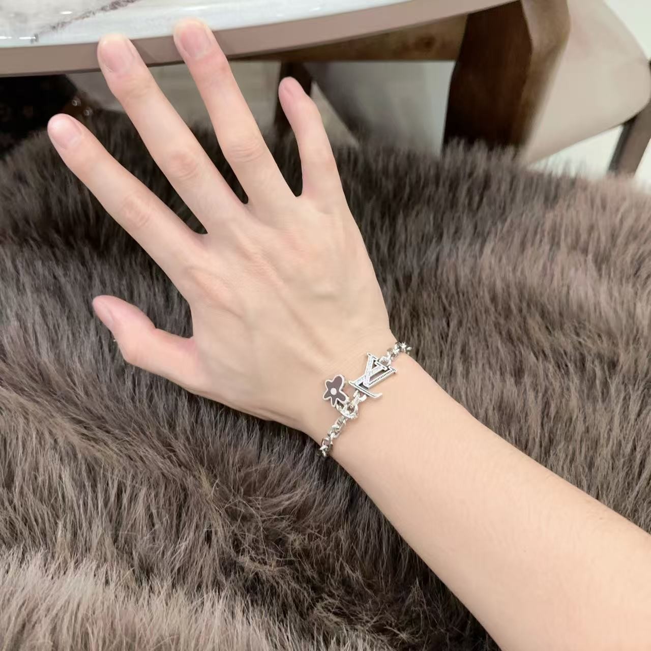 <p>LV&nbsp;&nbsp;手链</p>