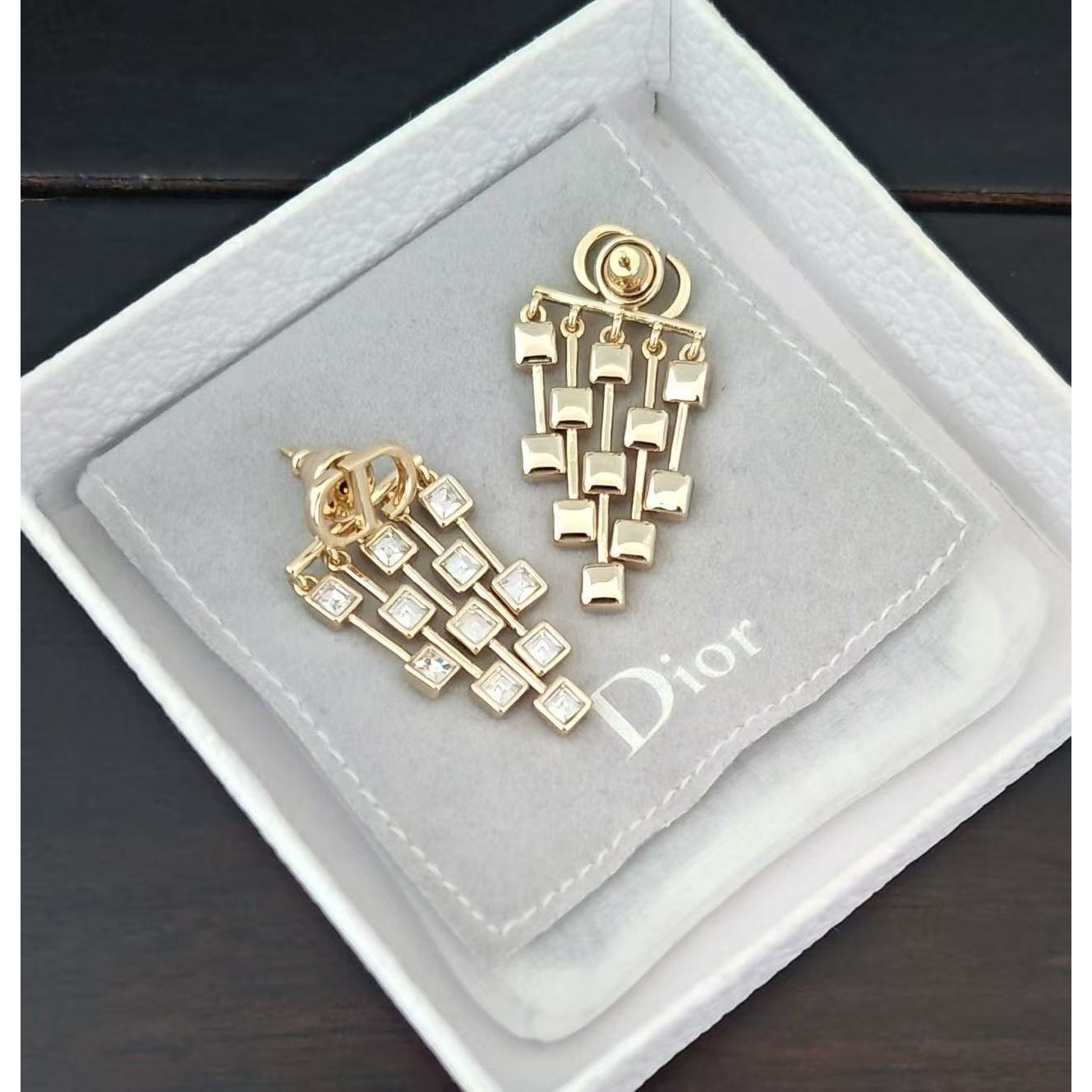 <p>DIOR&nbsp;cd爪链方钻流苏</p>