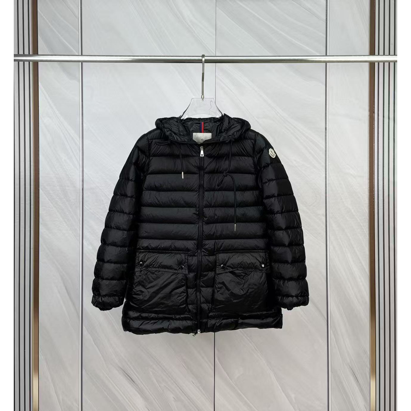 <p>Moncler 连帽中长羽绒服(黑)</p>