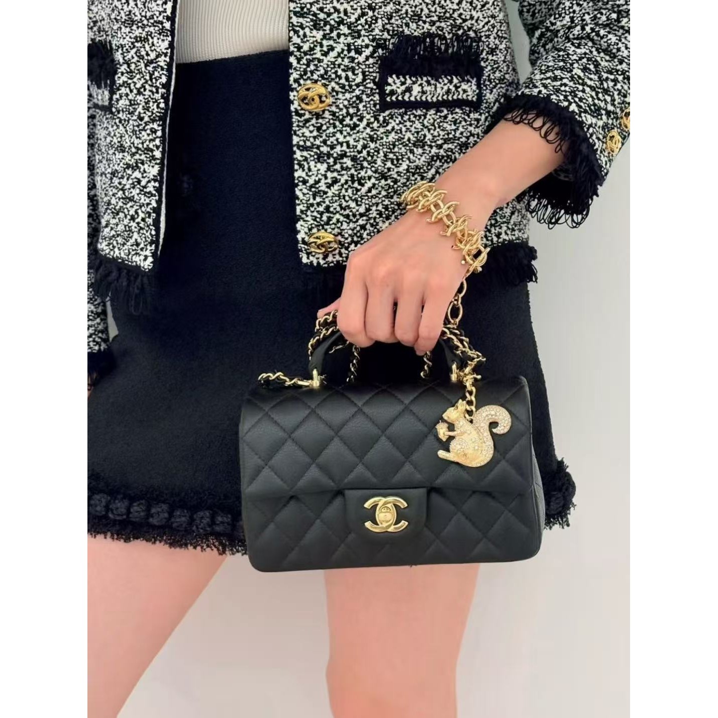<p>CHANEL 金色多c重叠手链</p>