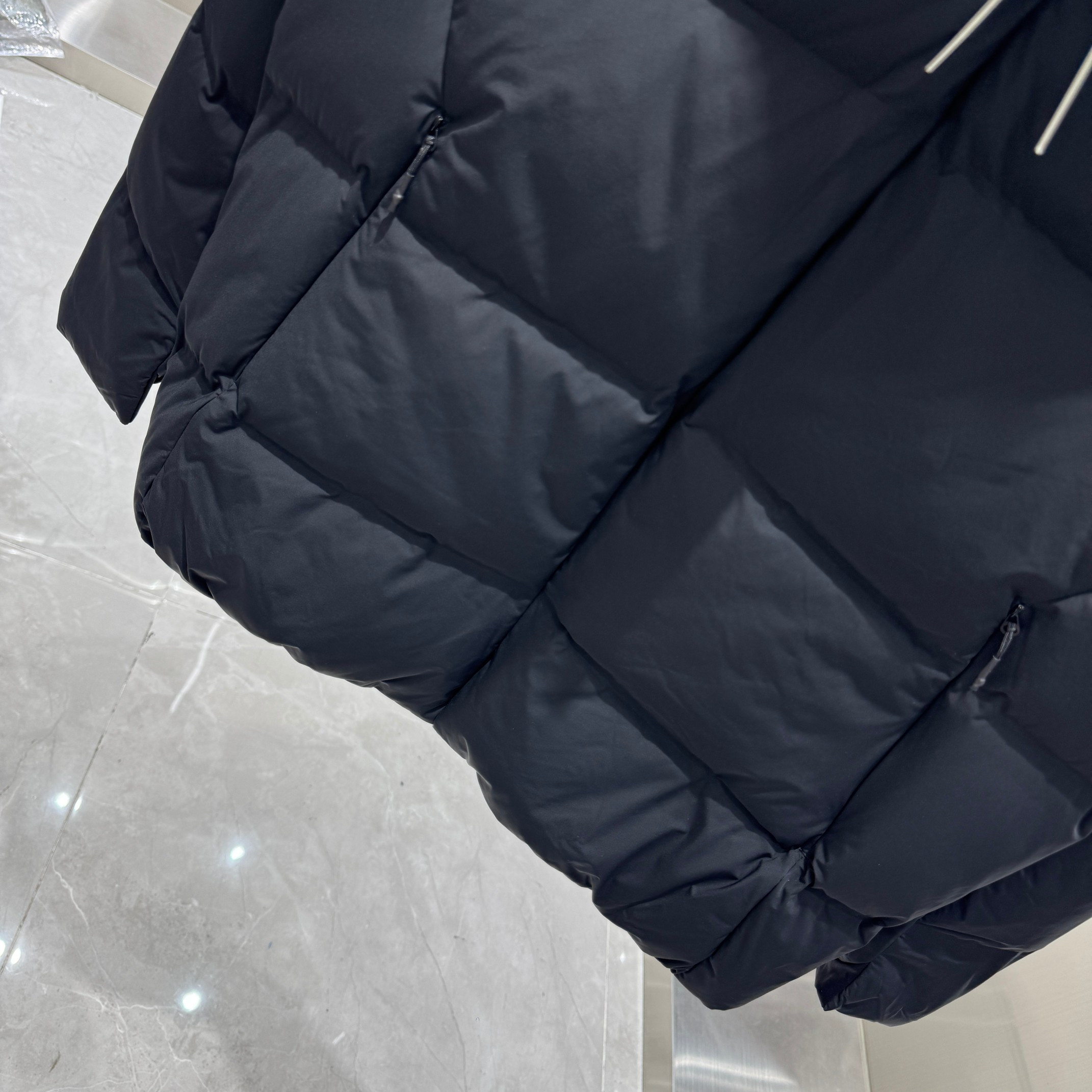 <p>DESCENTE 运动羽绒服(黑)</p>