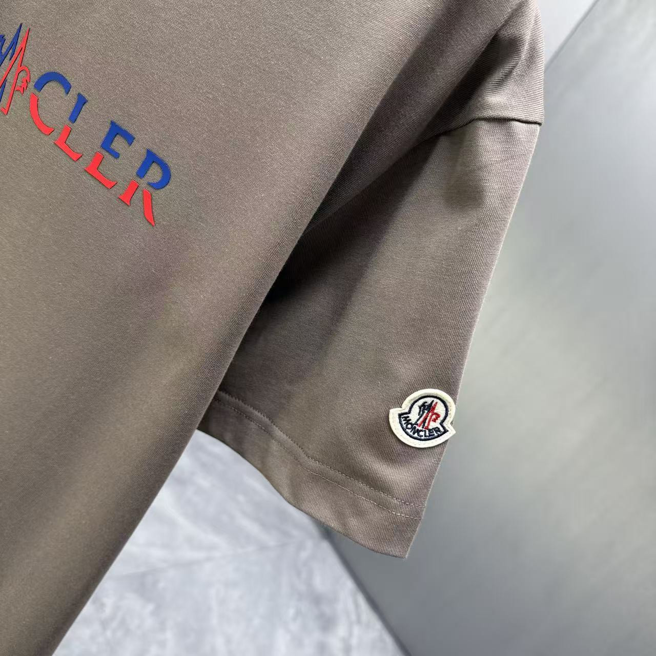 <p>Moncler 短袖T恤(棕)</p>