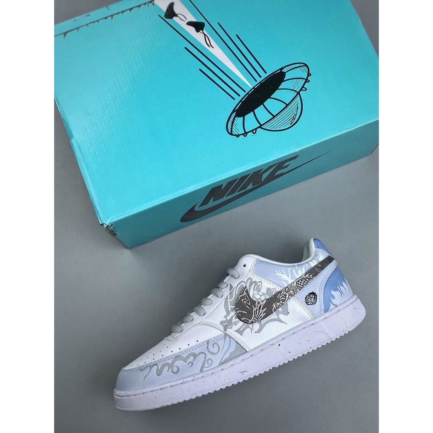 <p>NIKE COURTVISION 手绘泼墨涂鸦定制板鞋(白藍)</p>
