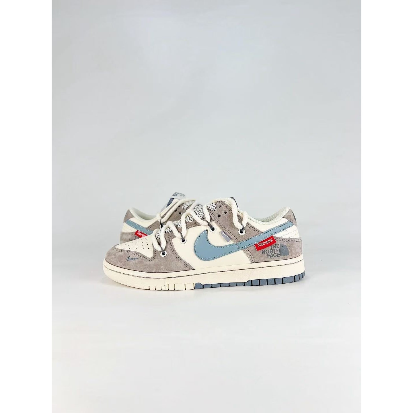 <p>NIKE DUNK SB LOW 白灰藍</p>