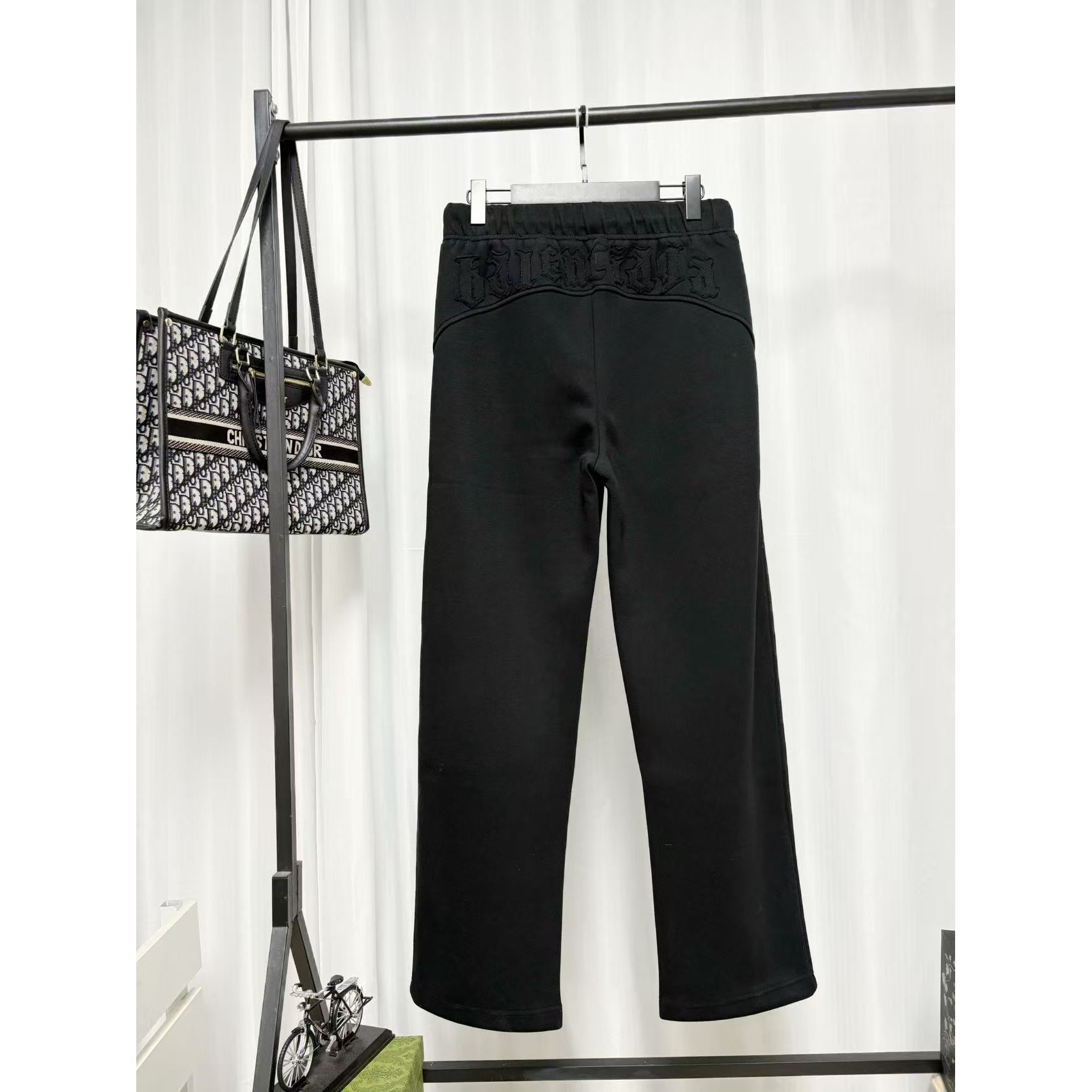 <p>Balenciaga 休闲长裤(黑)</p>