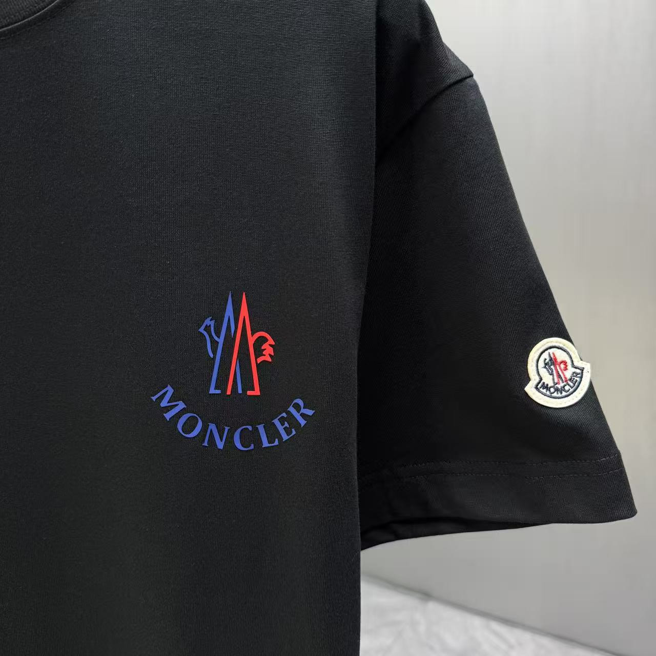 <p>Moncler 短袖T恤(黑)</p>