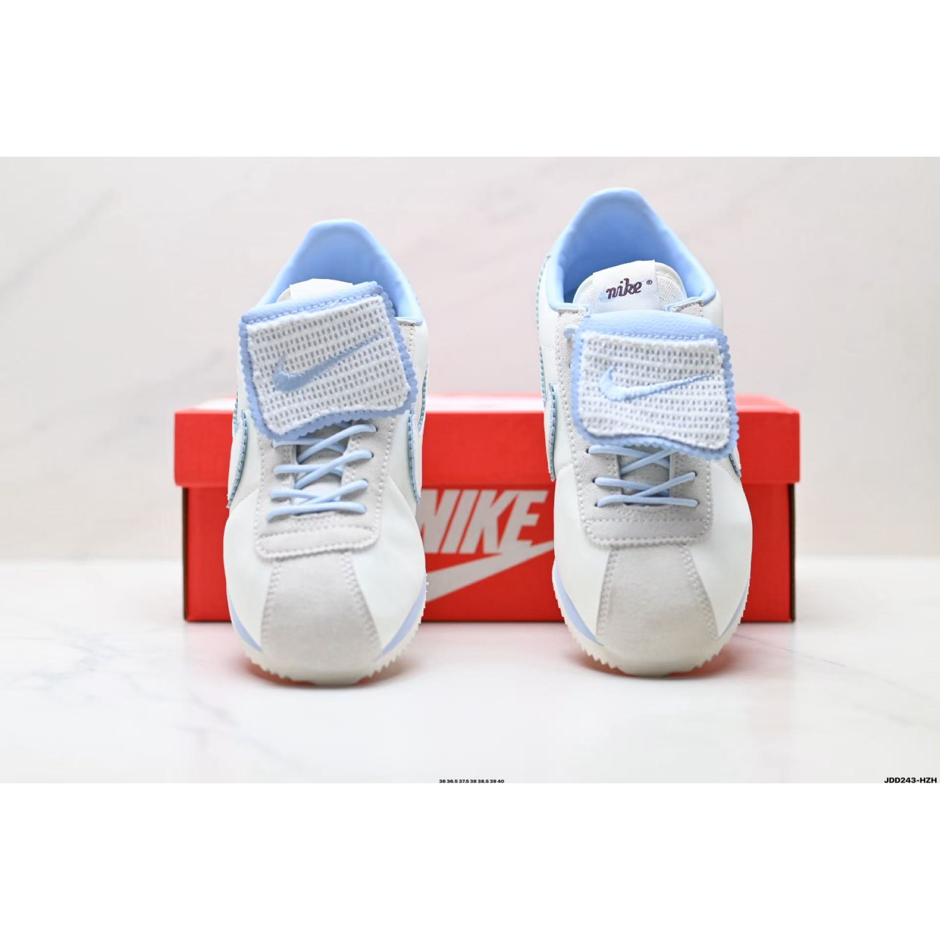 <p>Nike Classic Cortez 运动鞋&nbsp;</p>