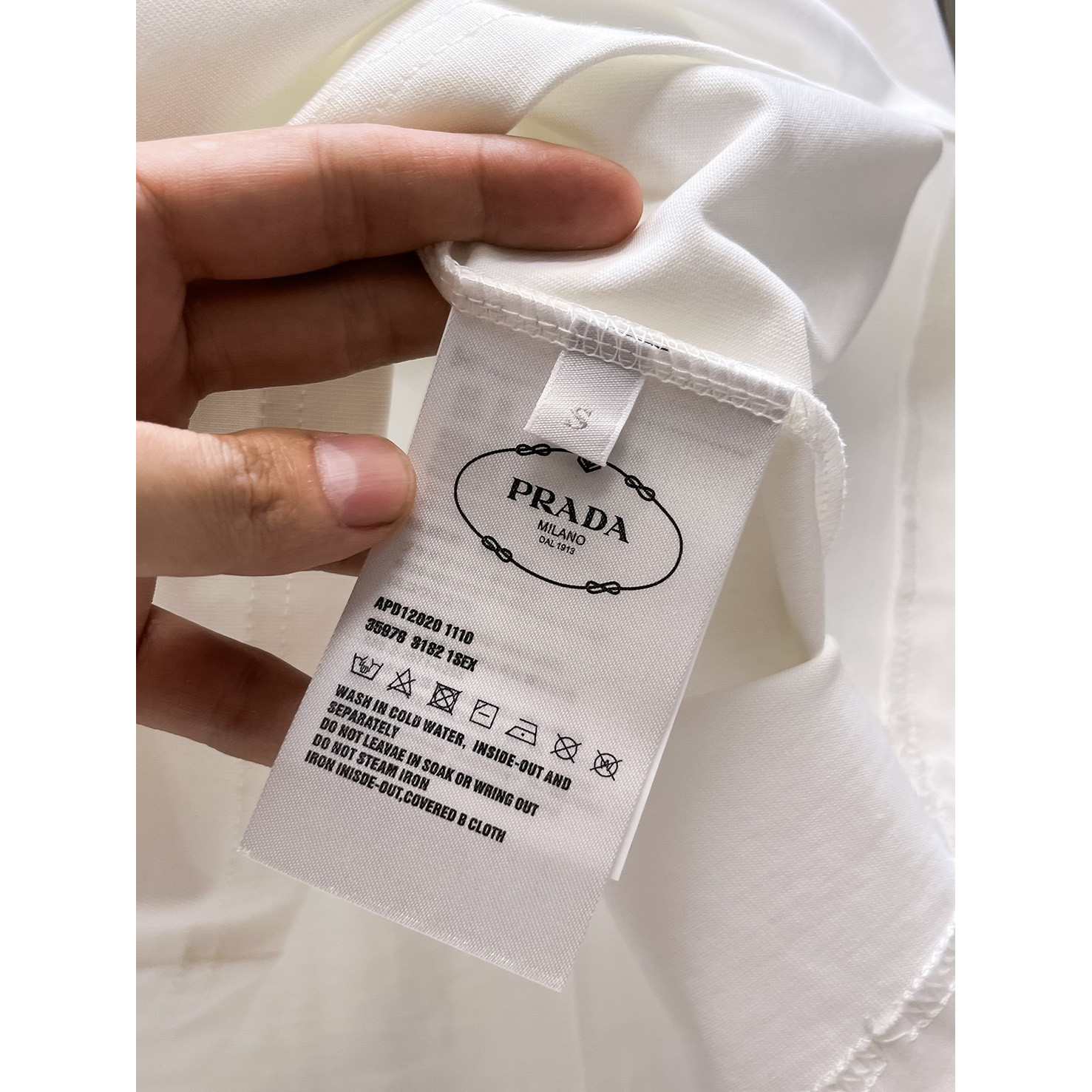 <p>PRADA&nbsp;长袖T恤(白)</p>
