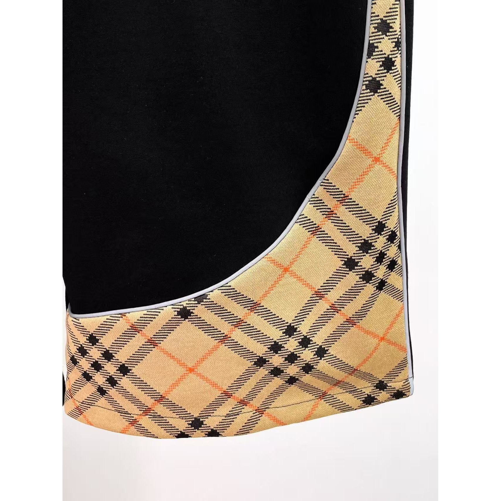 <p>BURBERRY 专柜新款休闲短裤(黑)</p>