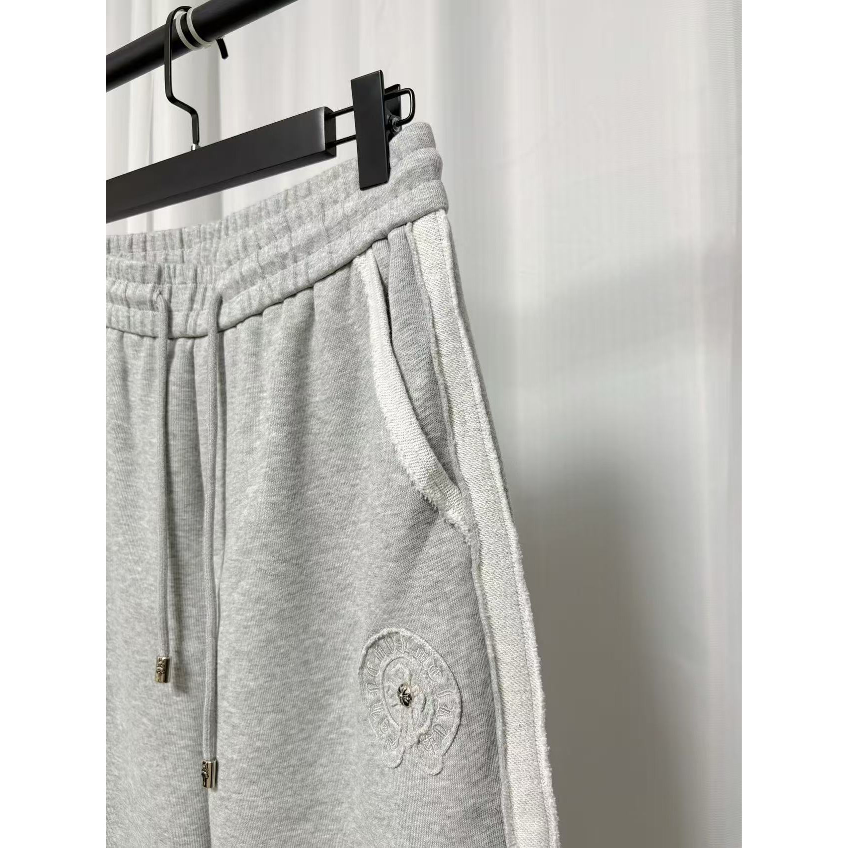 <p>Chrome Hearts 休闲长裤(灰)</p>