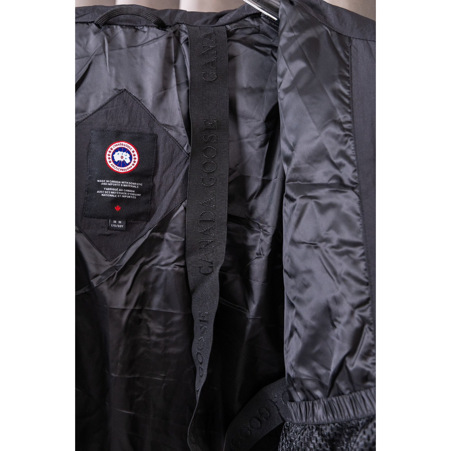 <p>Canada Goose Lawrence 系列2802立领羽绒服(黑色)</p>