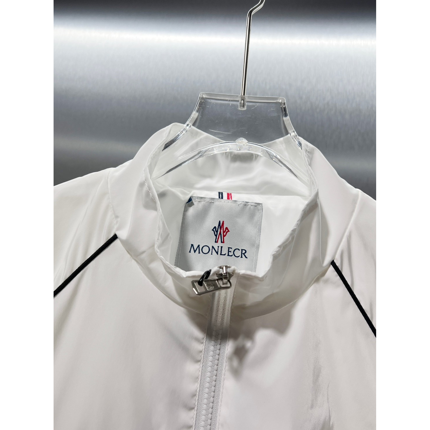 <p>MONCLER&nbsp;夹克外套(白)</p>