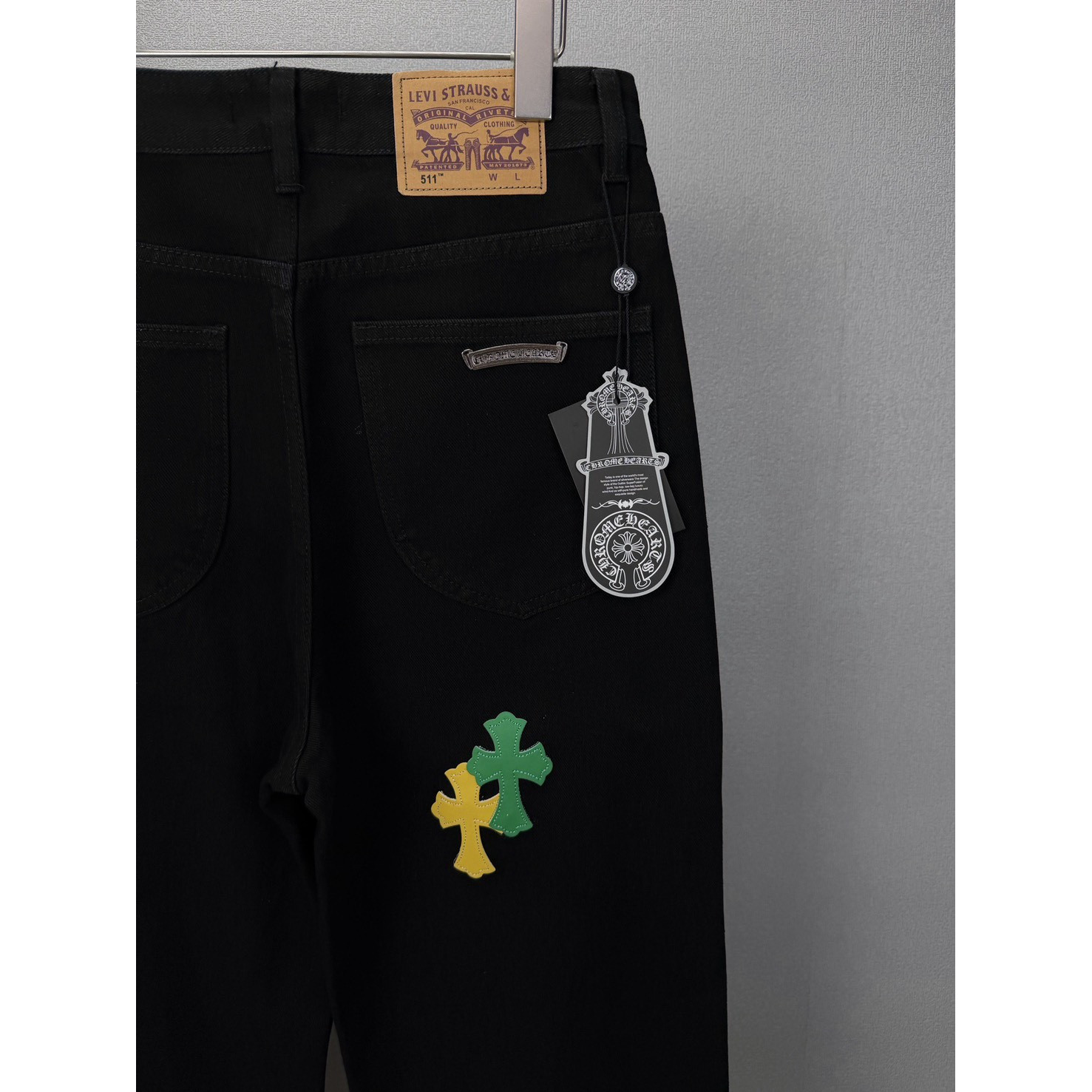 <p>CHROME HEARTS 红黄绿十字架牛仔裤(黑)</p>