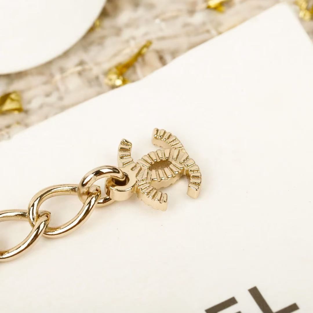 <p>CHANEL&nbsp;流苏穿皮项链</p>