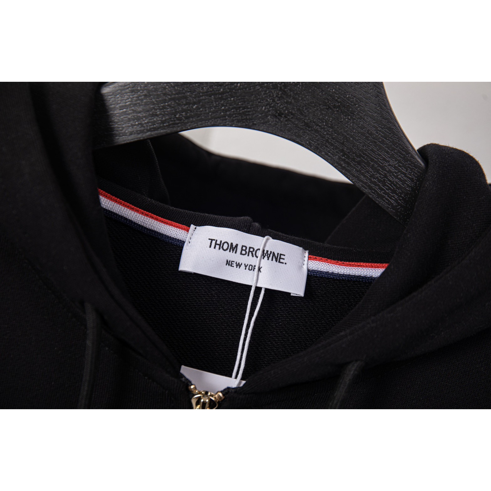<p>Thom Browne&nbsp;连帽抽绳外套(黑DZ16)</p>