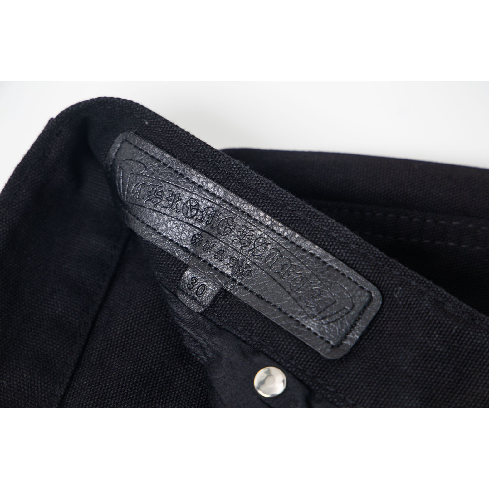 <p>CHROME HEARTS 黑色伐木裤红皮拼白皮元素水洗牛仔裤(1773#)</p>
